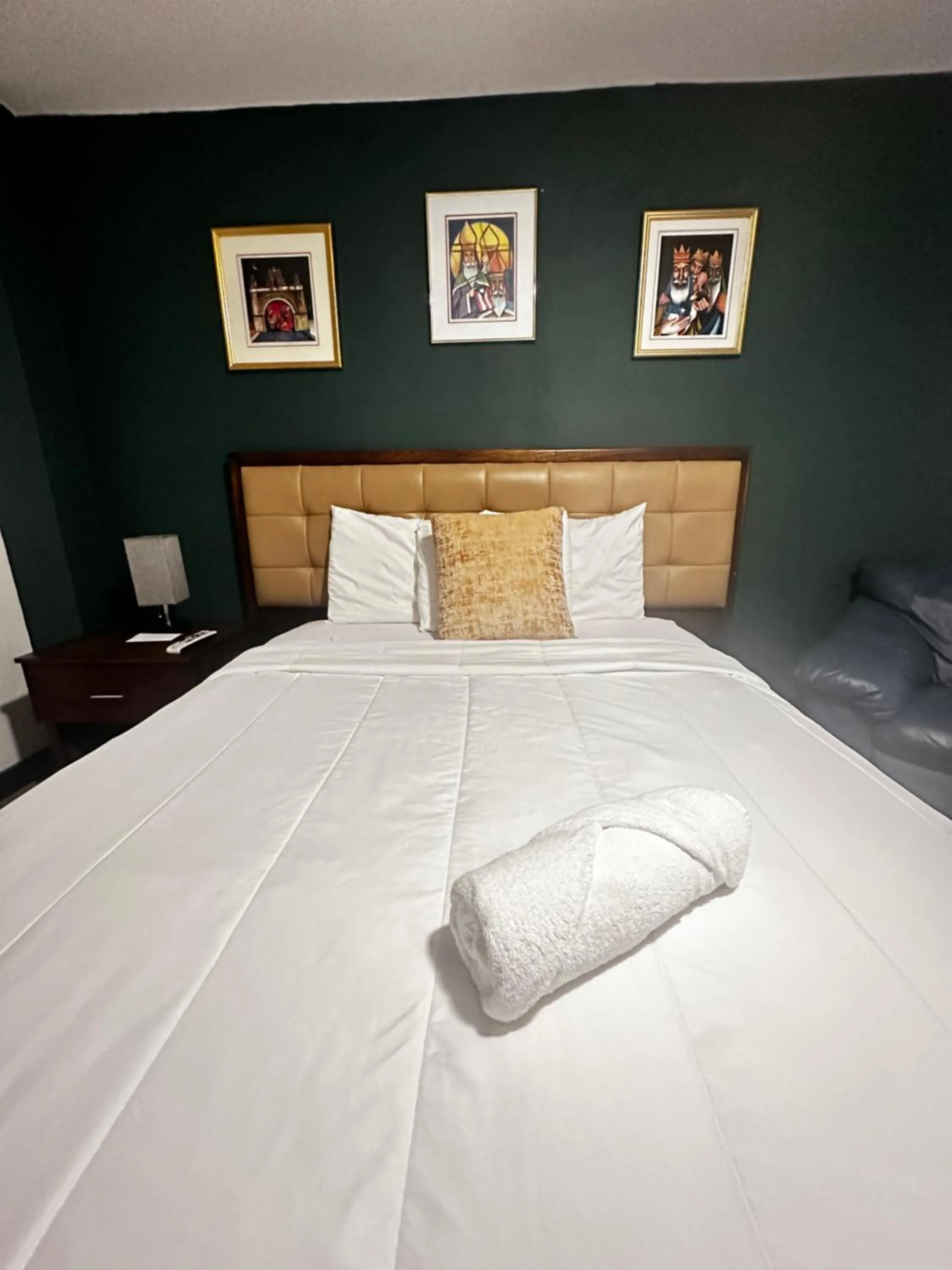 Bed in SJ SUITES HOTEL