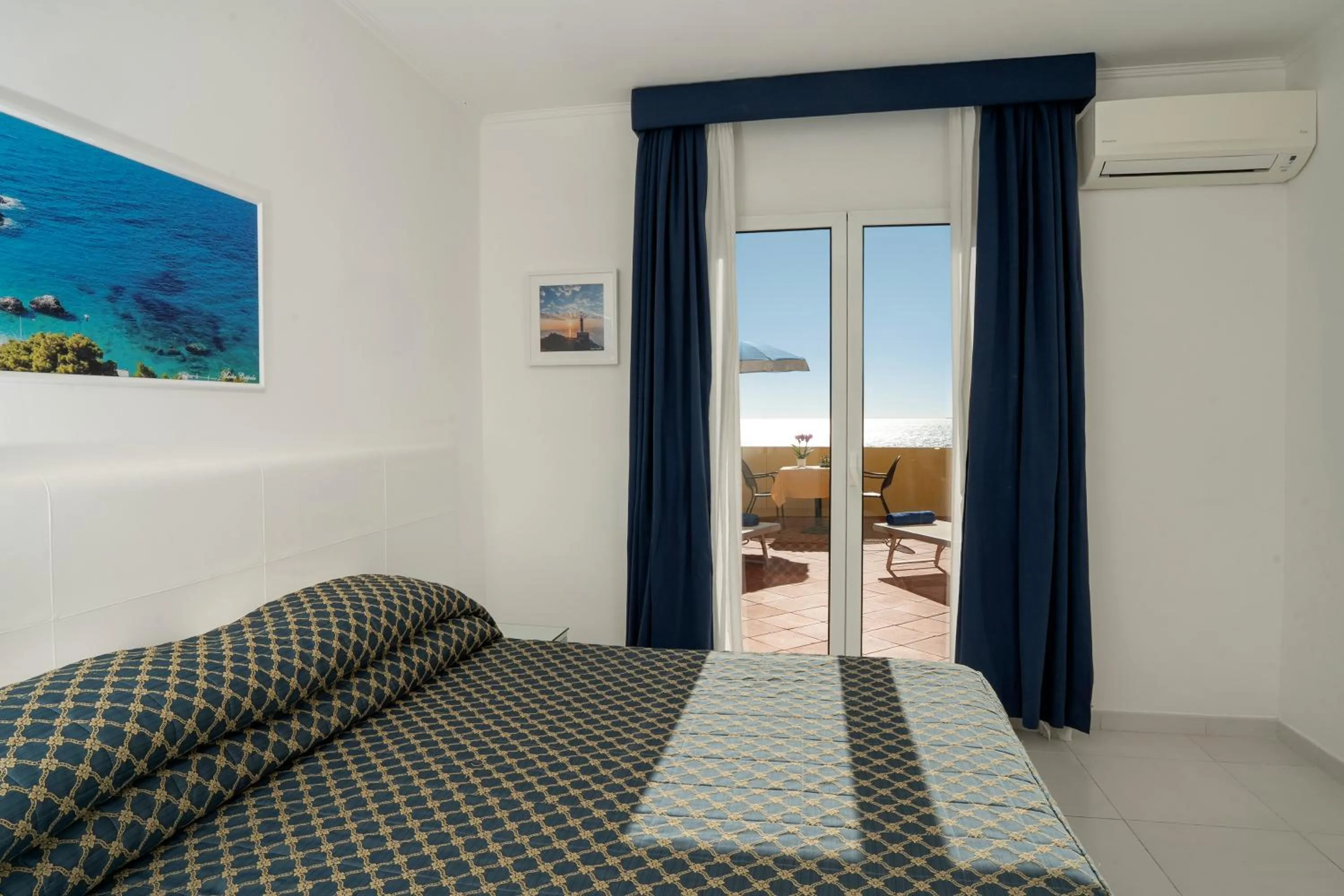 Photo of the whole room, Bed in Hotel Weber Ambassador