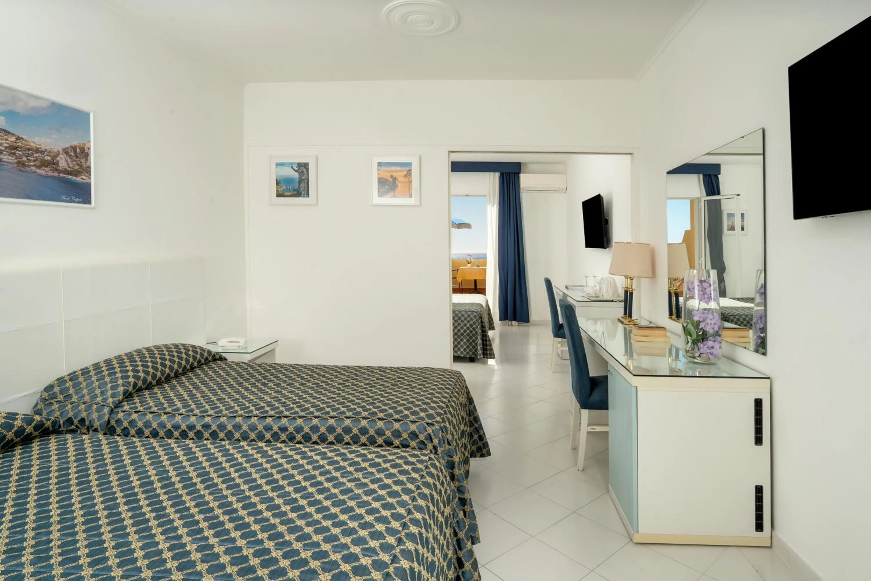 Photo of the whole room, Bed in Hotel Weber Ambassador