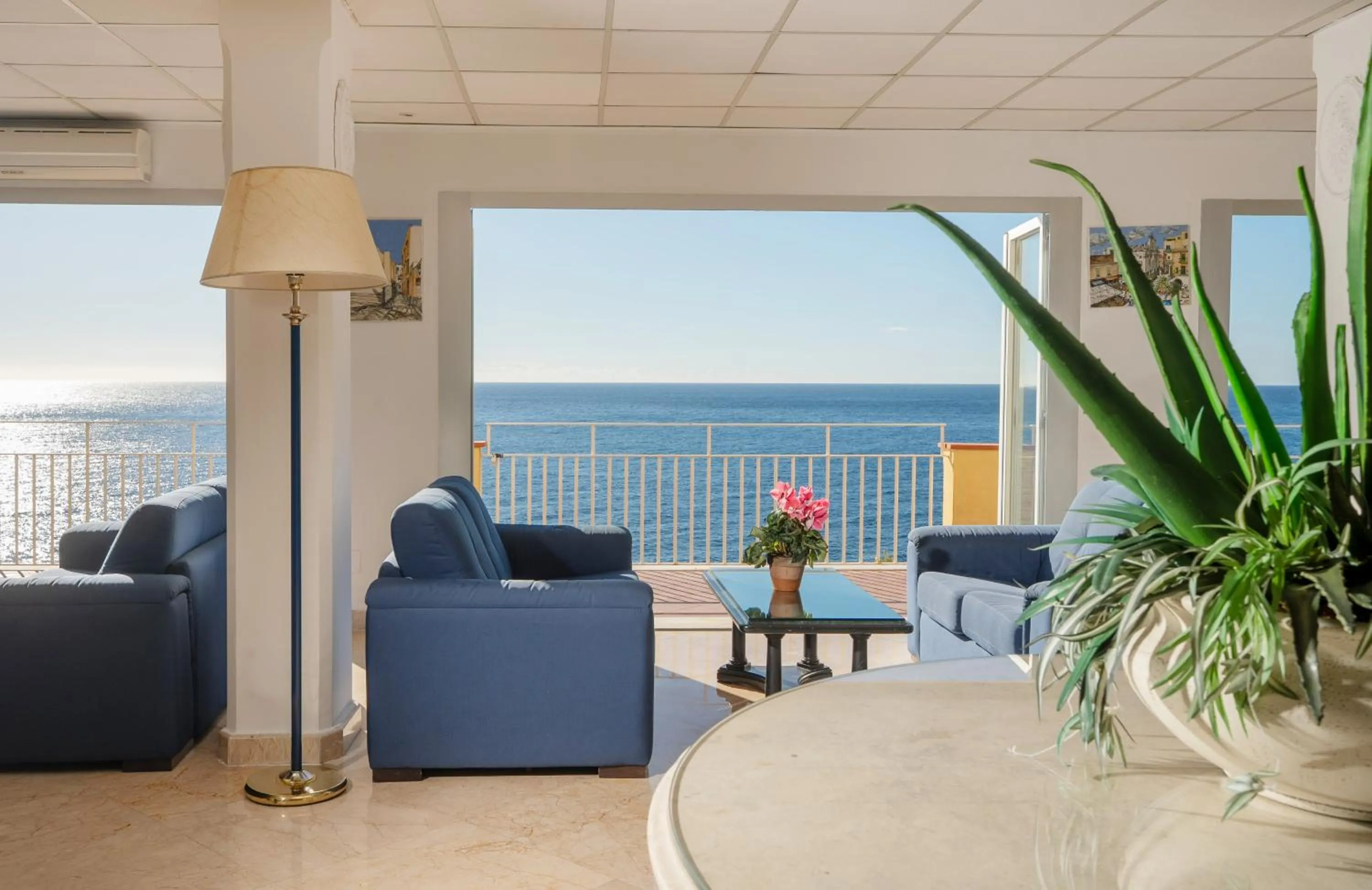 Seating area in Hotel Weber Ambassador