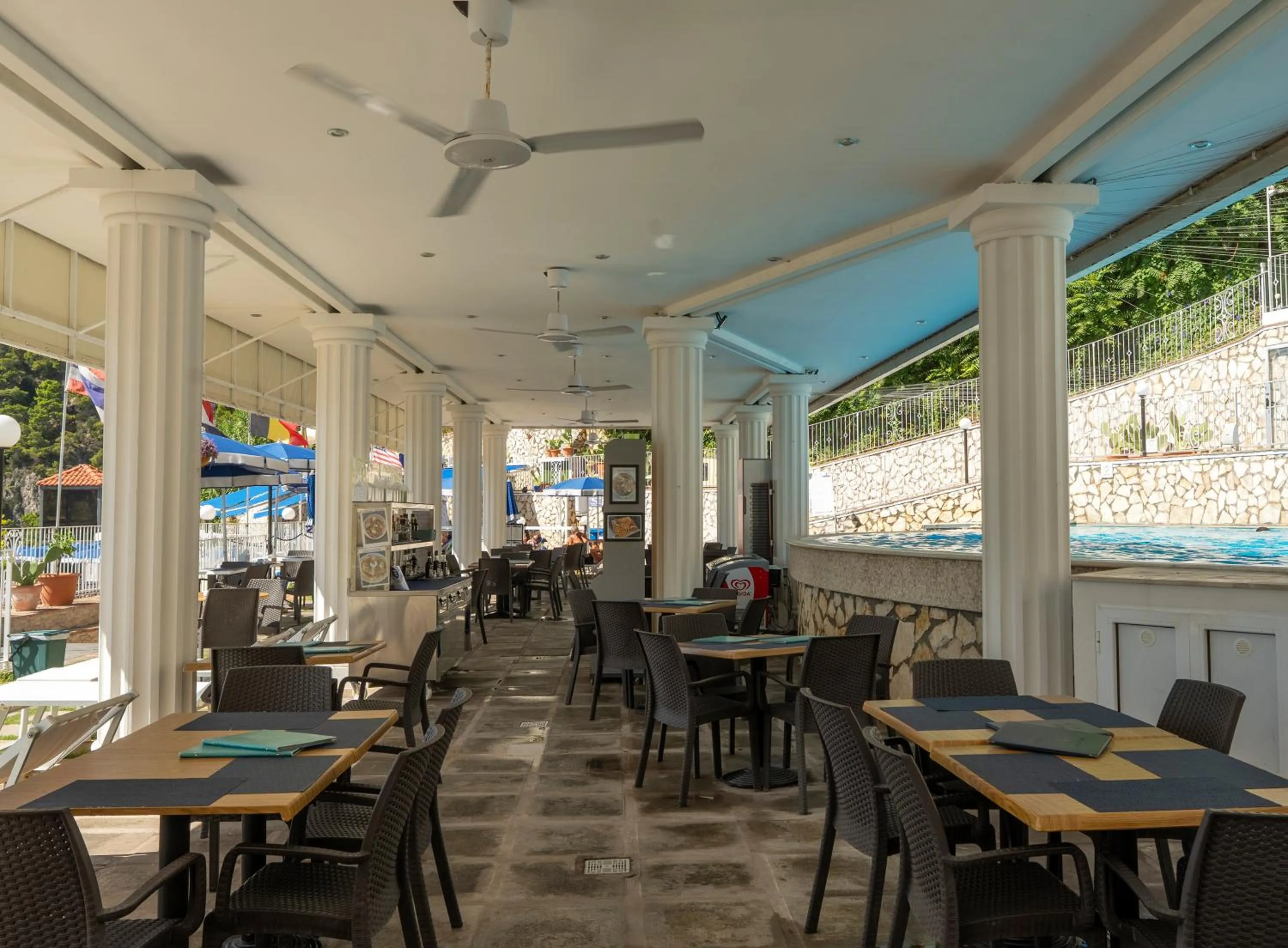 Restaurant/places to eat in Hotel Weber Ambassador