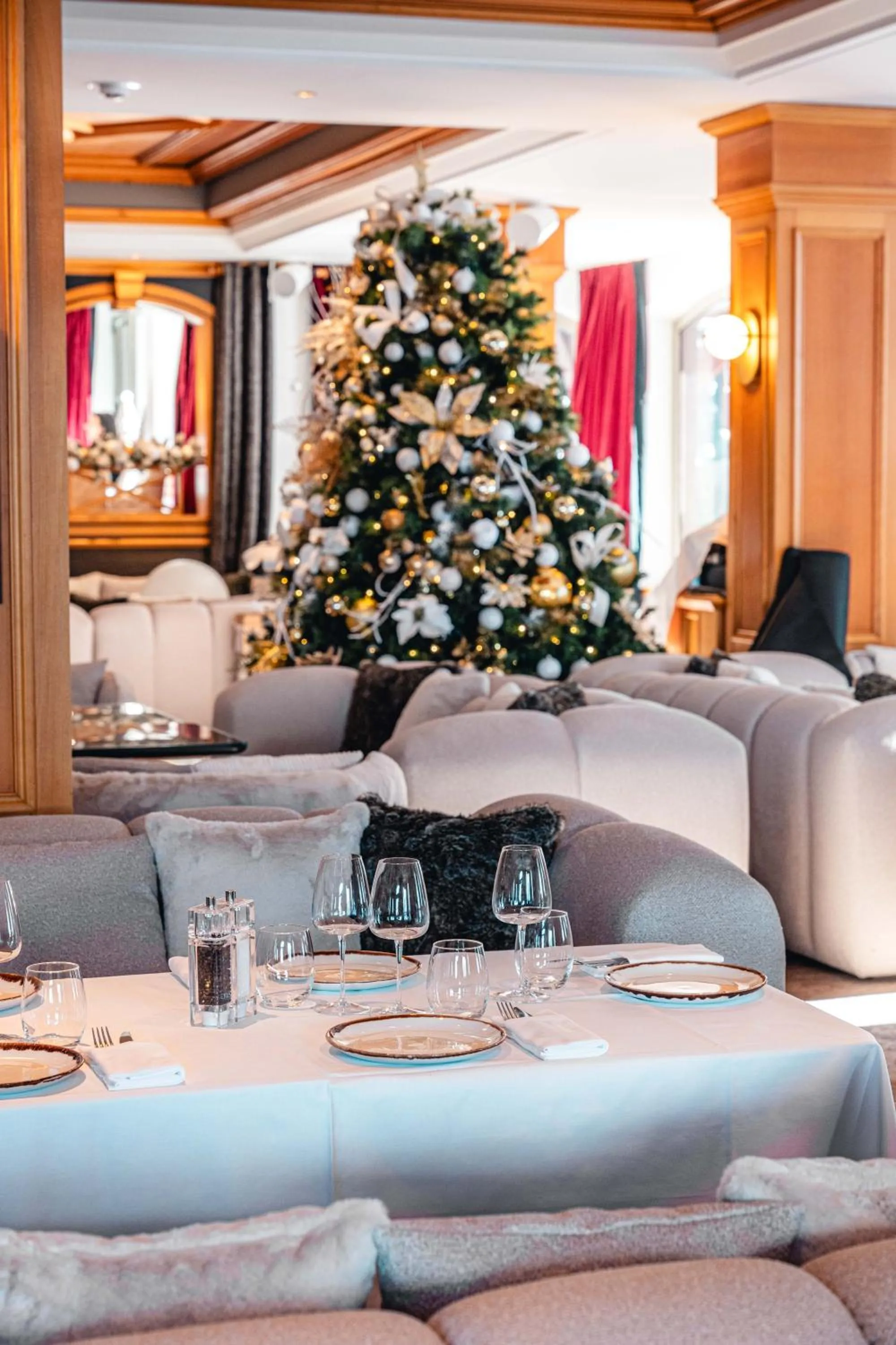 Communal lounge/ TV room in Hotel Carlina