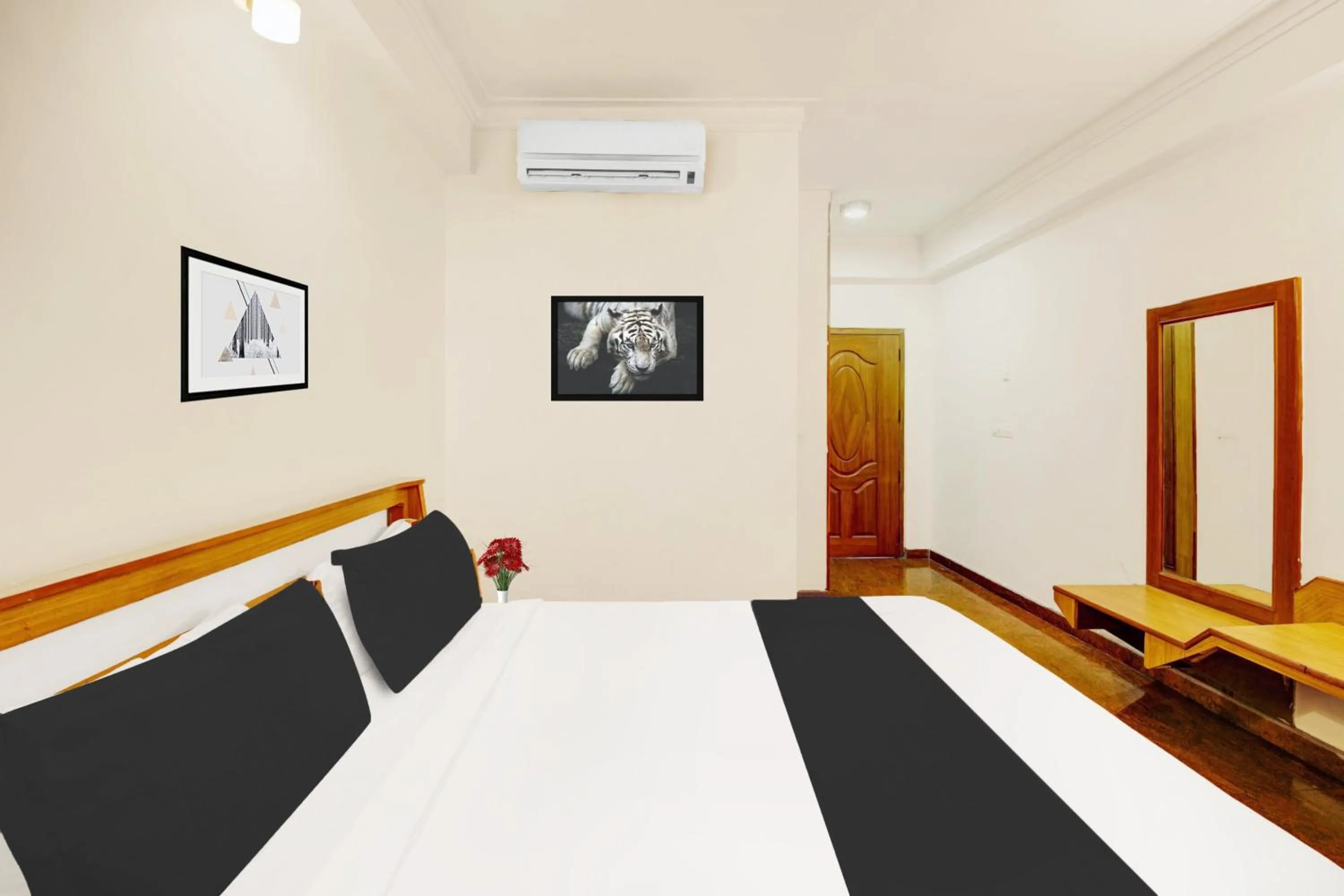 Bedroom, Bed in Super Townhouse Mysore City Centre Formerly Hotel Mahendra