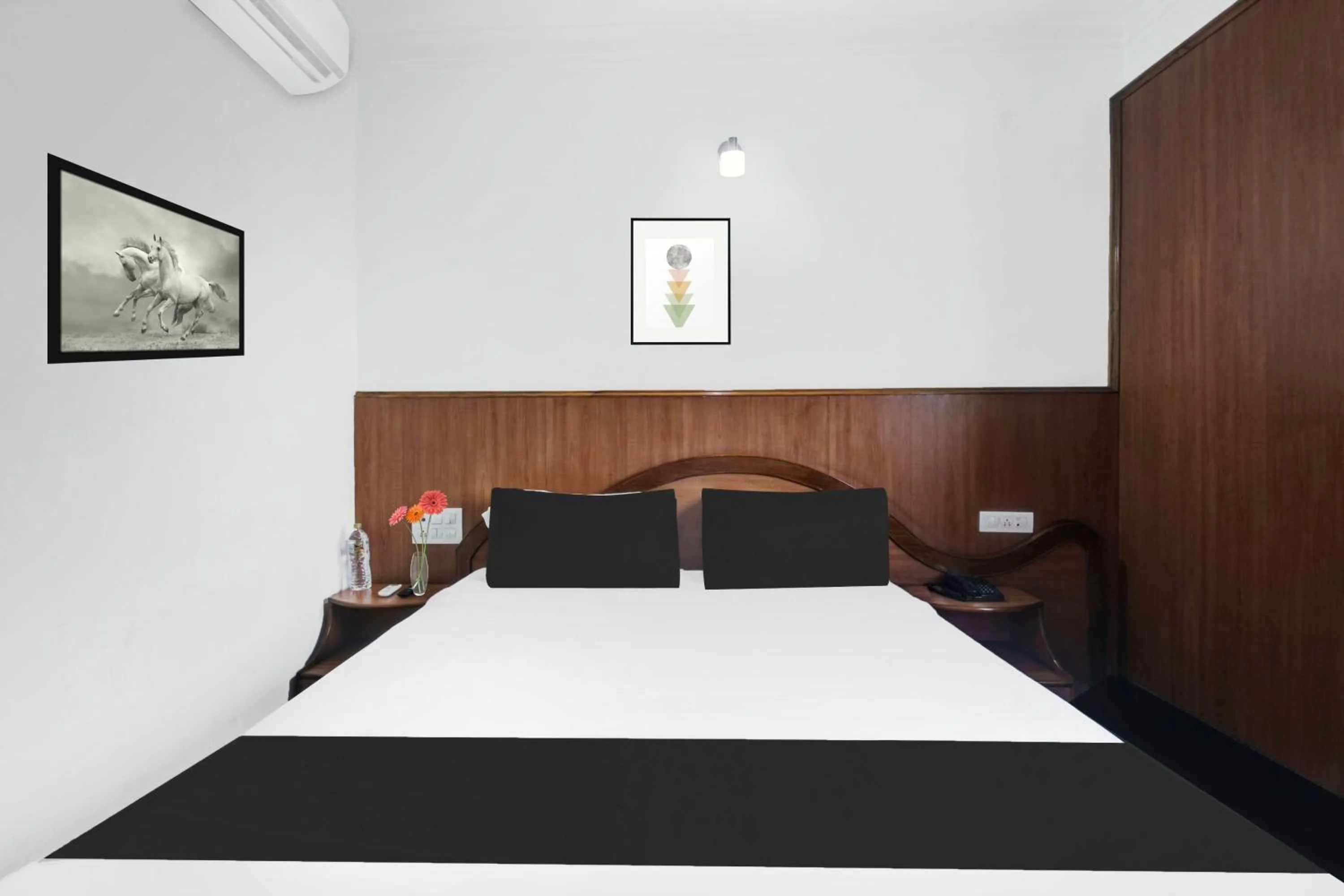 Bedroom, Bed in Super Townhouse Mysore City Centre Formerly Hotel Mahendra