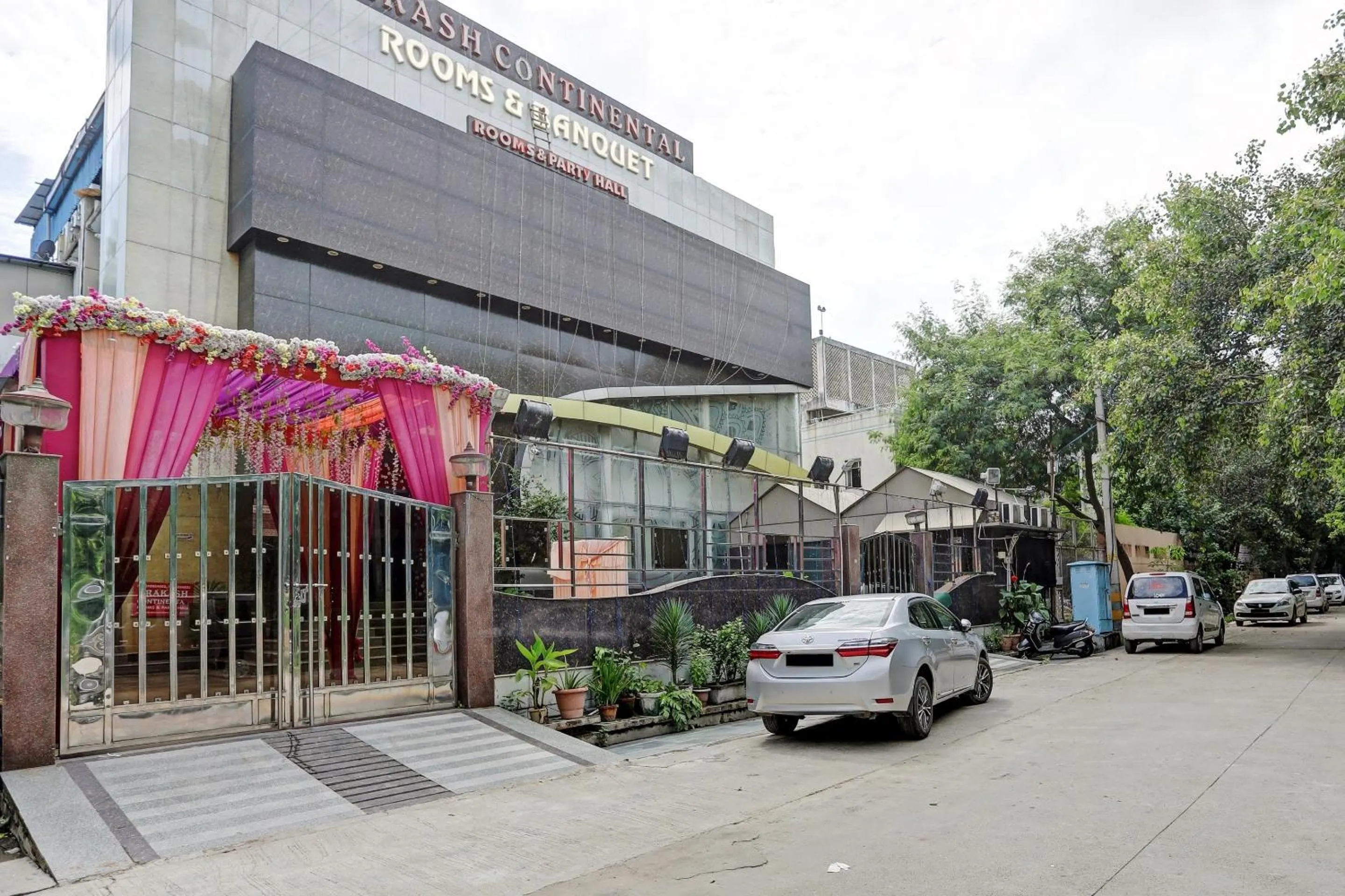 Facade/entrance in Super Townhouse Prakash continental Near Netaji Subhash Place Metro Station