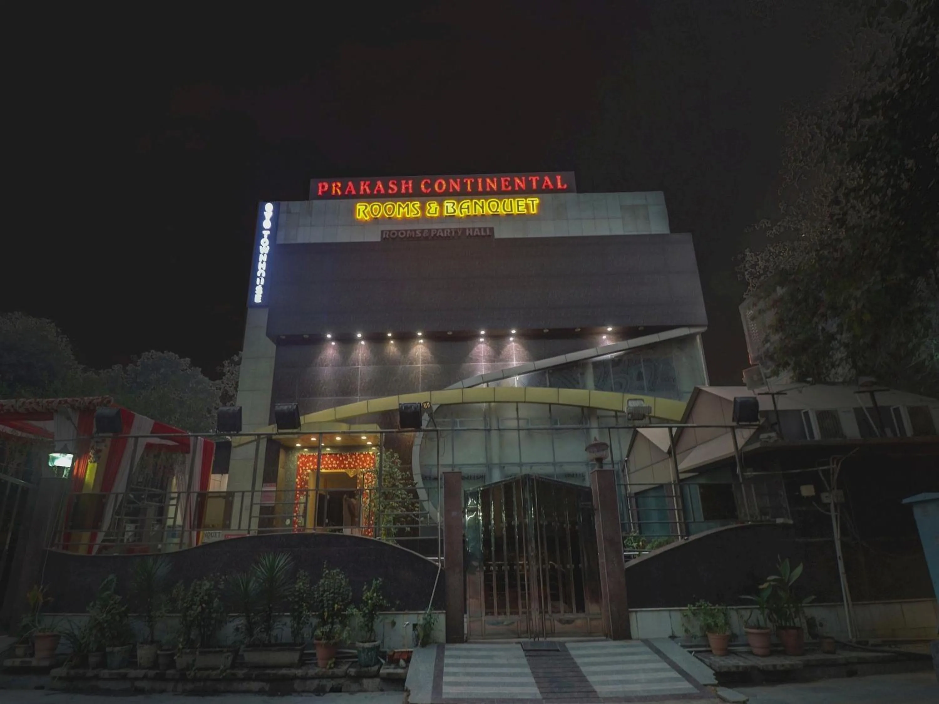 Facade/entrance in Super Townhouse Prakash continental Near Netaji Subhash Place Metro Station