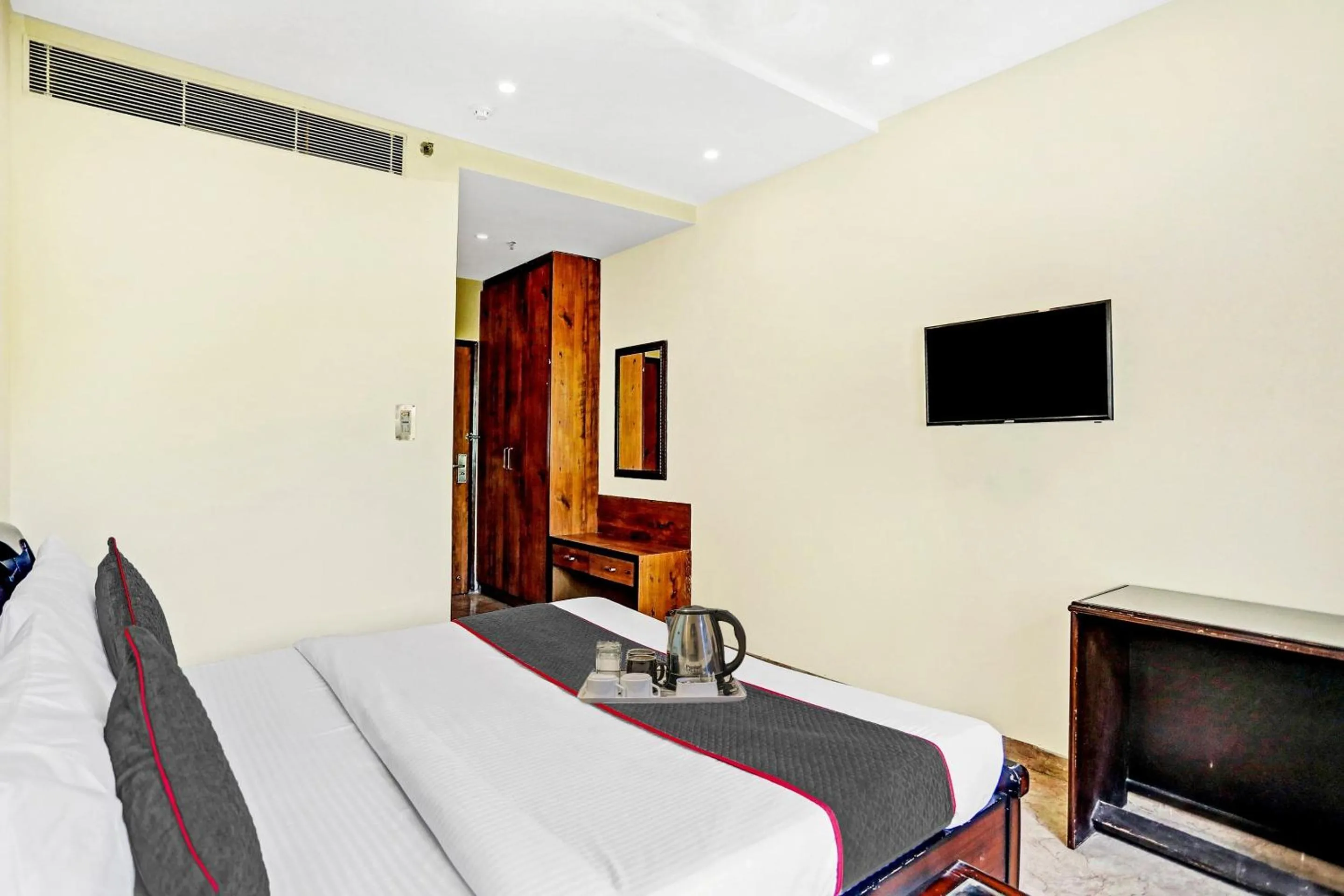 Bedroom, Bed in Super Townhouse Prakash continental Near Netaji Subhash Place Metro Station