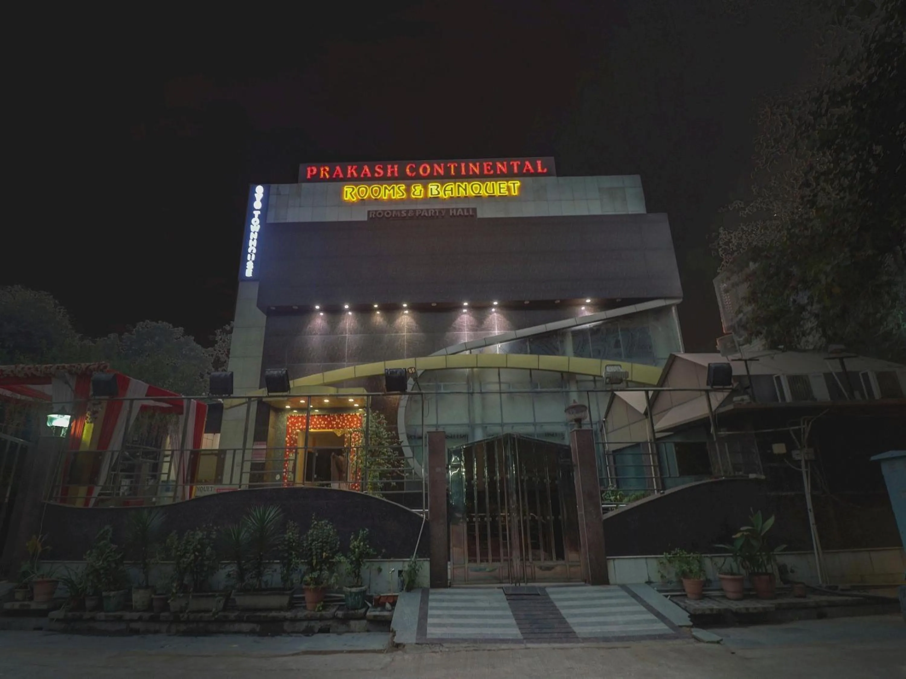 Facade/entrance in Super Townhouse Prakash continental Near Netaji Subhash Place Metro Station