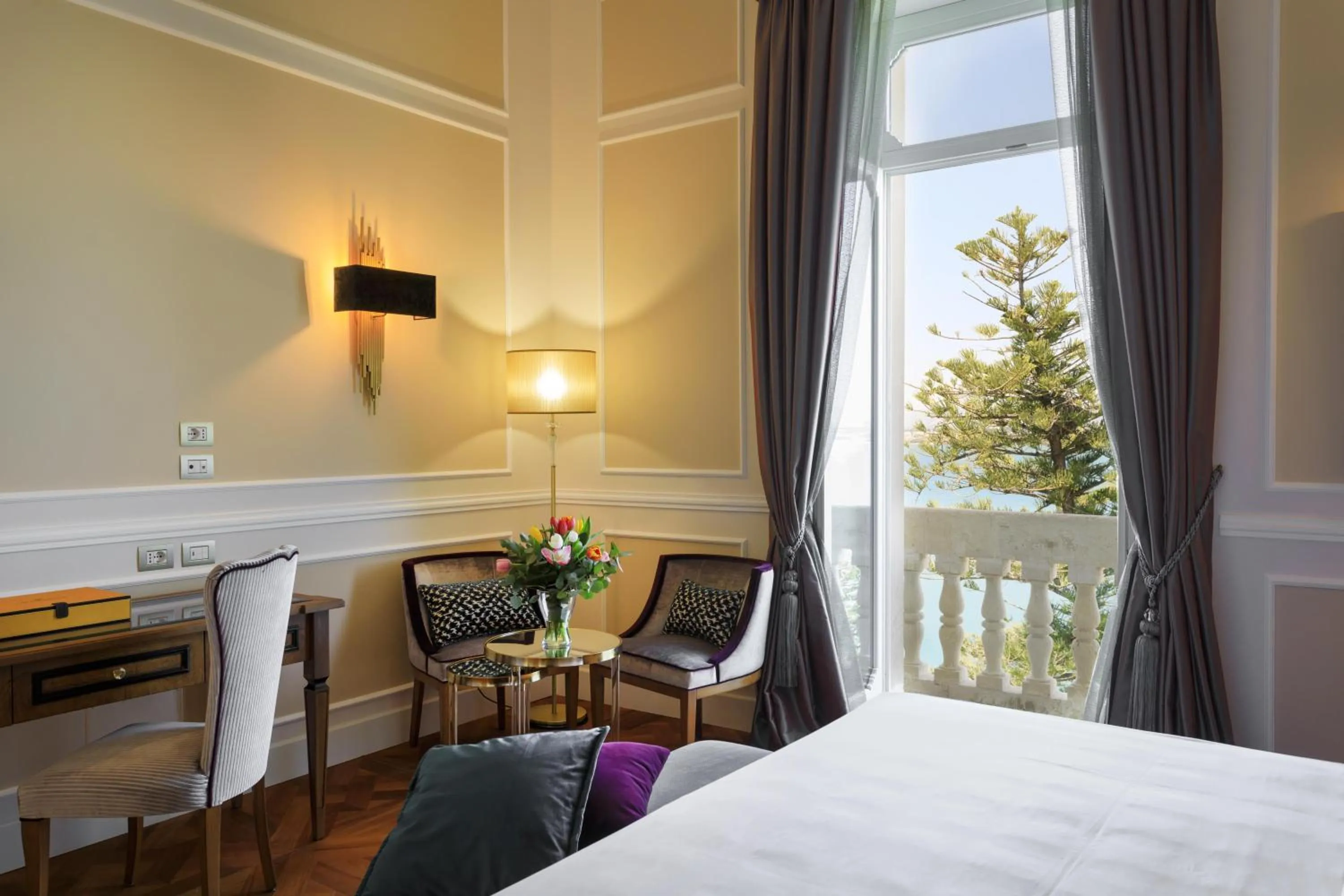 Bed in Grand Hotel Des Etrangers- The Leading Hotels of the World