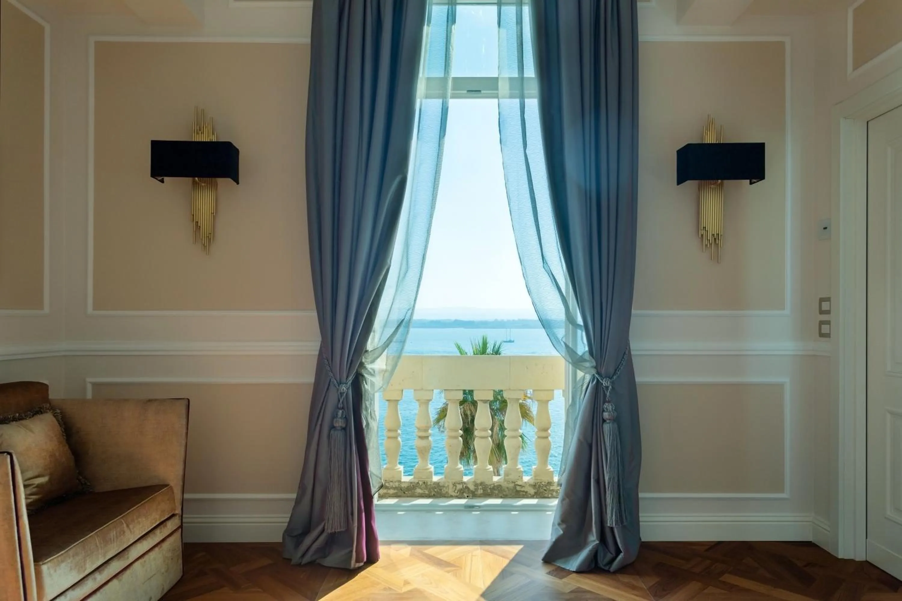 Photo of the whole room in Grand Hotel Des Etrangers- The Leading Hotels of the World