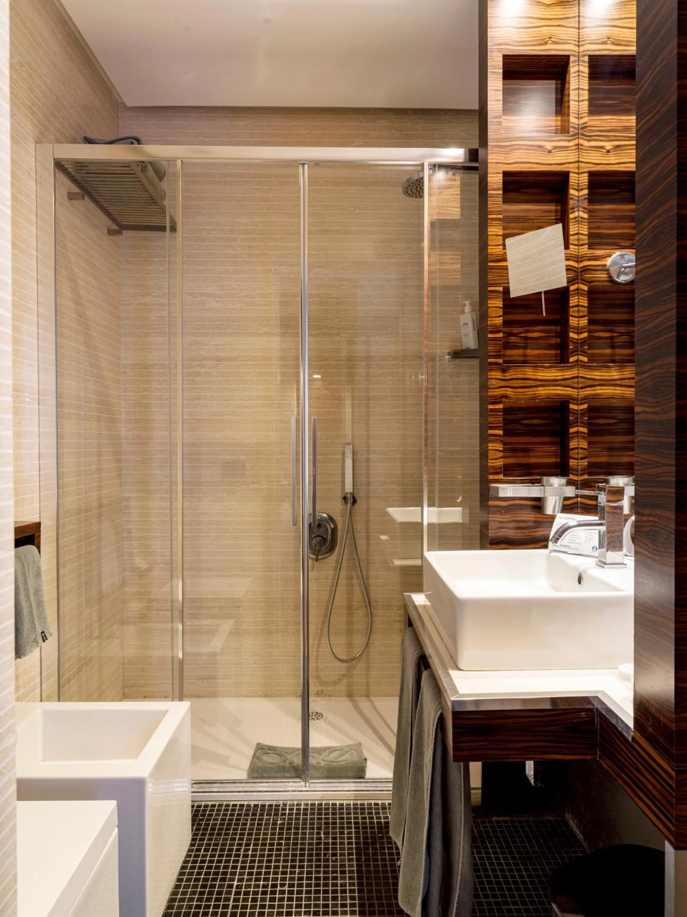 Shower in UNA Hotels One Catania