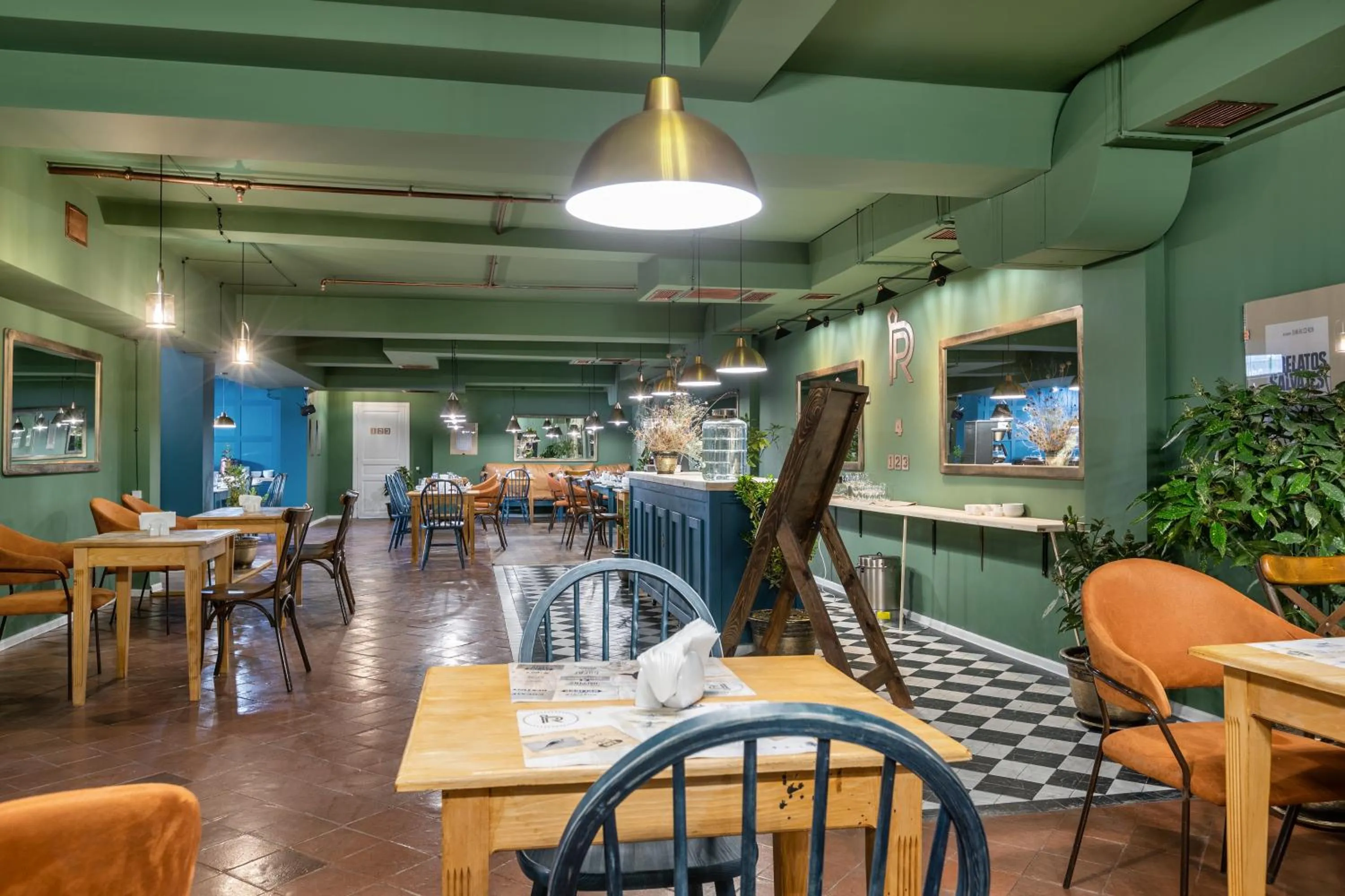 Restaurant/places to eat in Raimond Palace Hotel