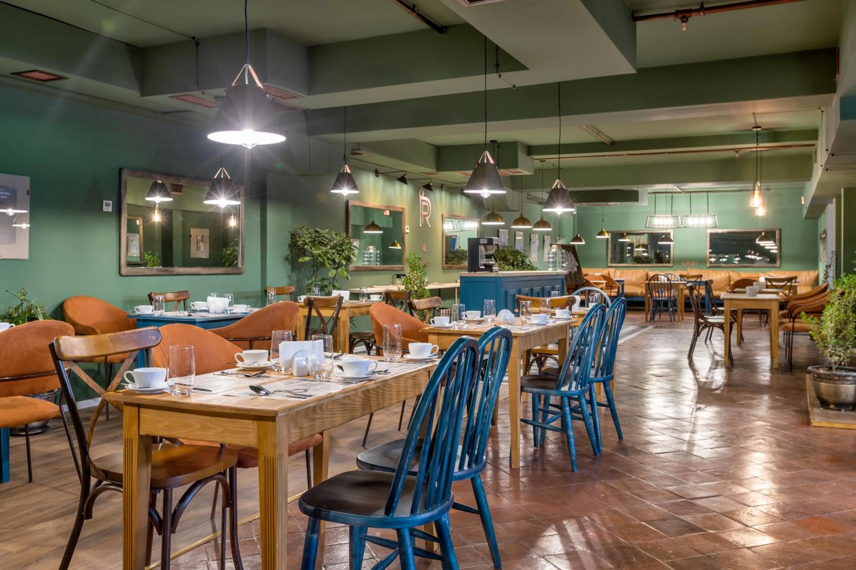 Restaurant/places to eat in Raimond Palace Hotel