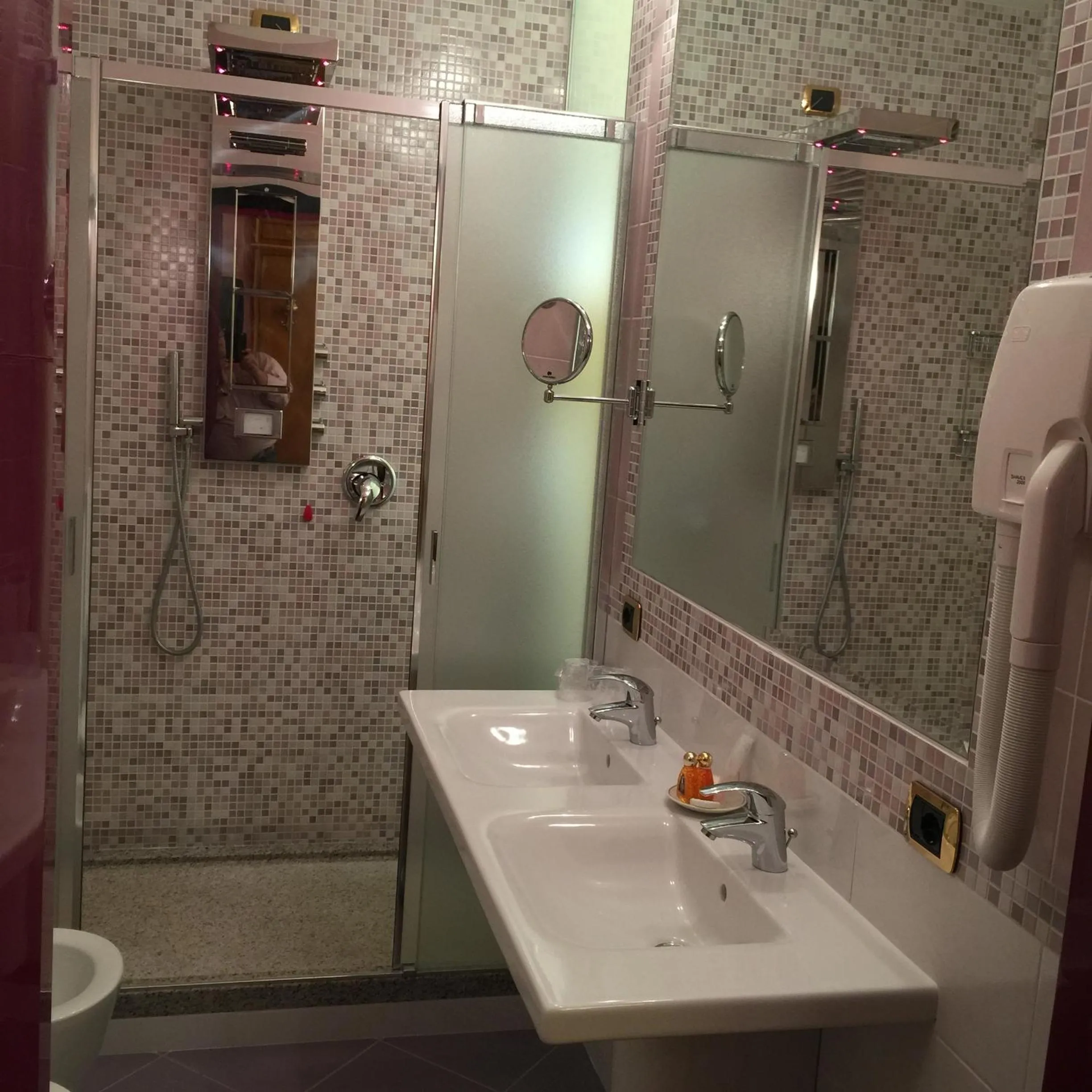 Bathroom in Hotel Vittoria