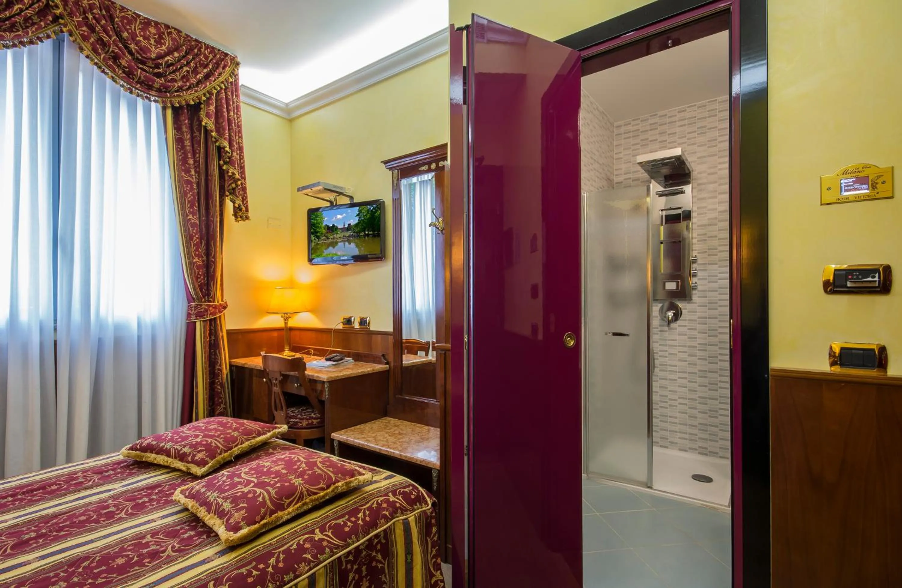 TV and multimedia, Bed in Hotel Vittoria