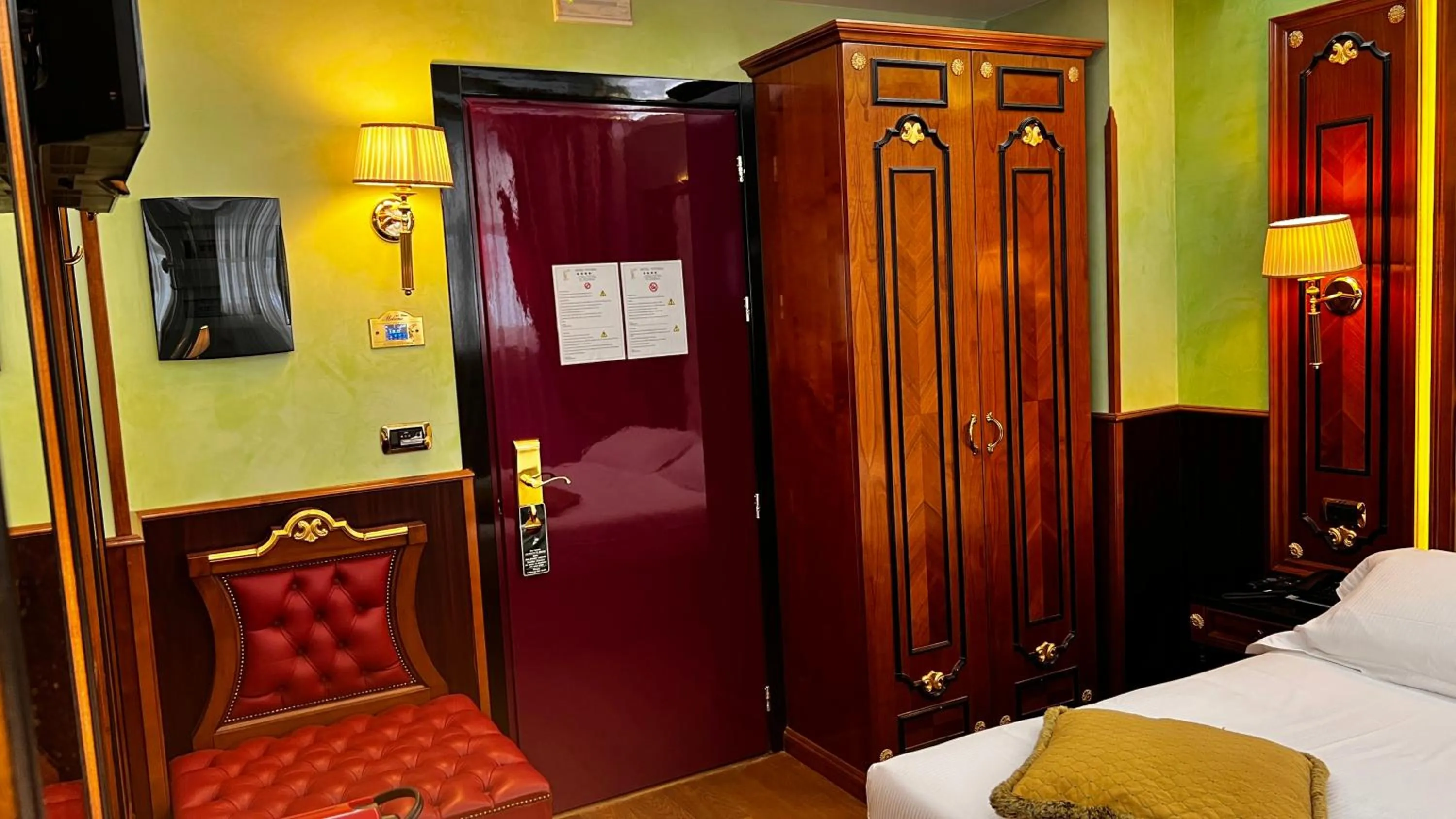 TV and multimedia, Bed in Hotel Vittoria