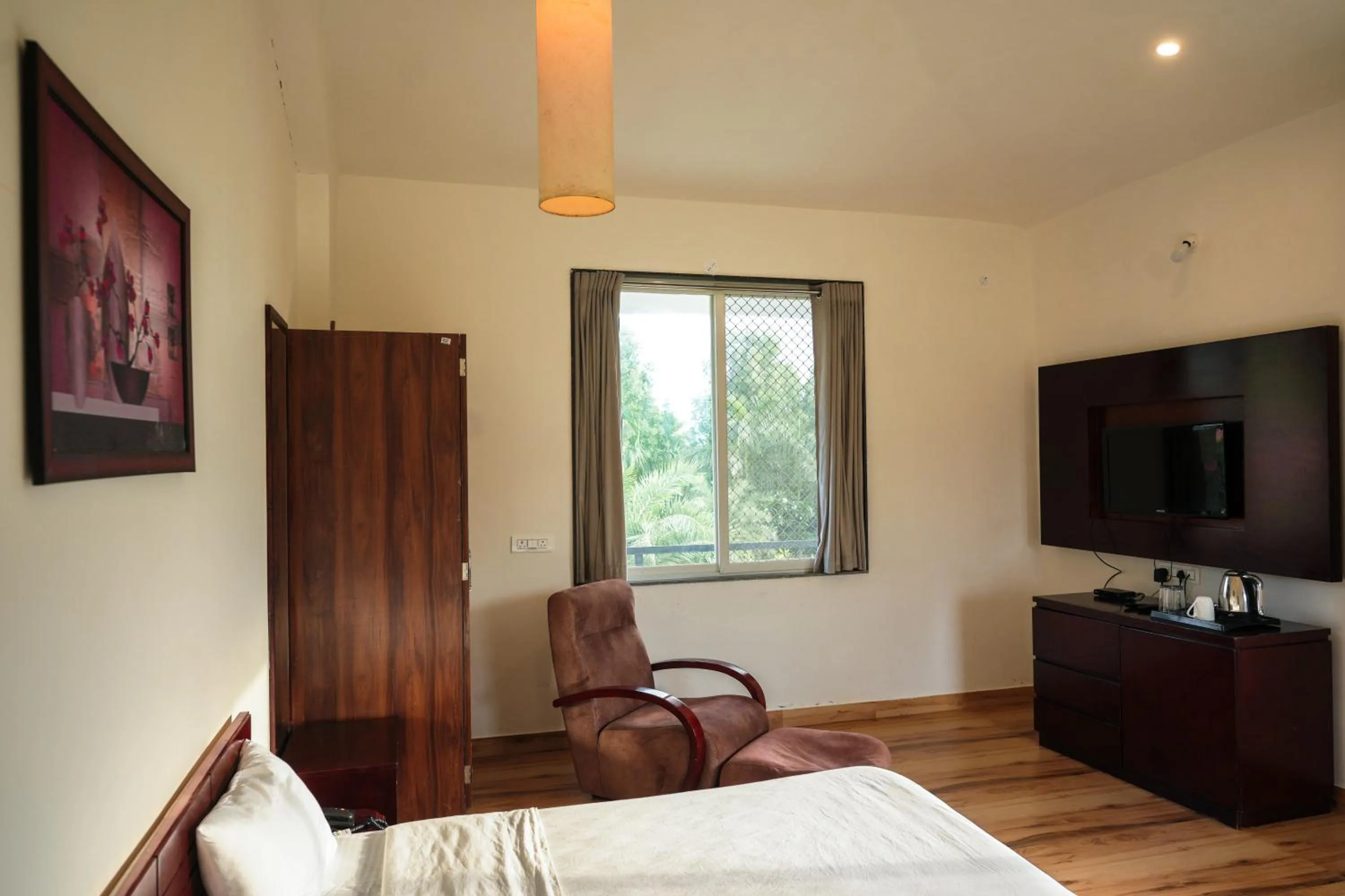 Communal lounge/ TV room in The HighGarden Resort