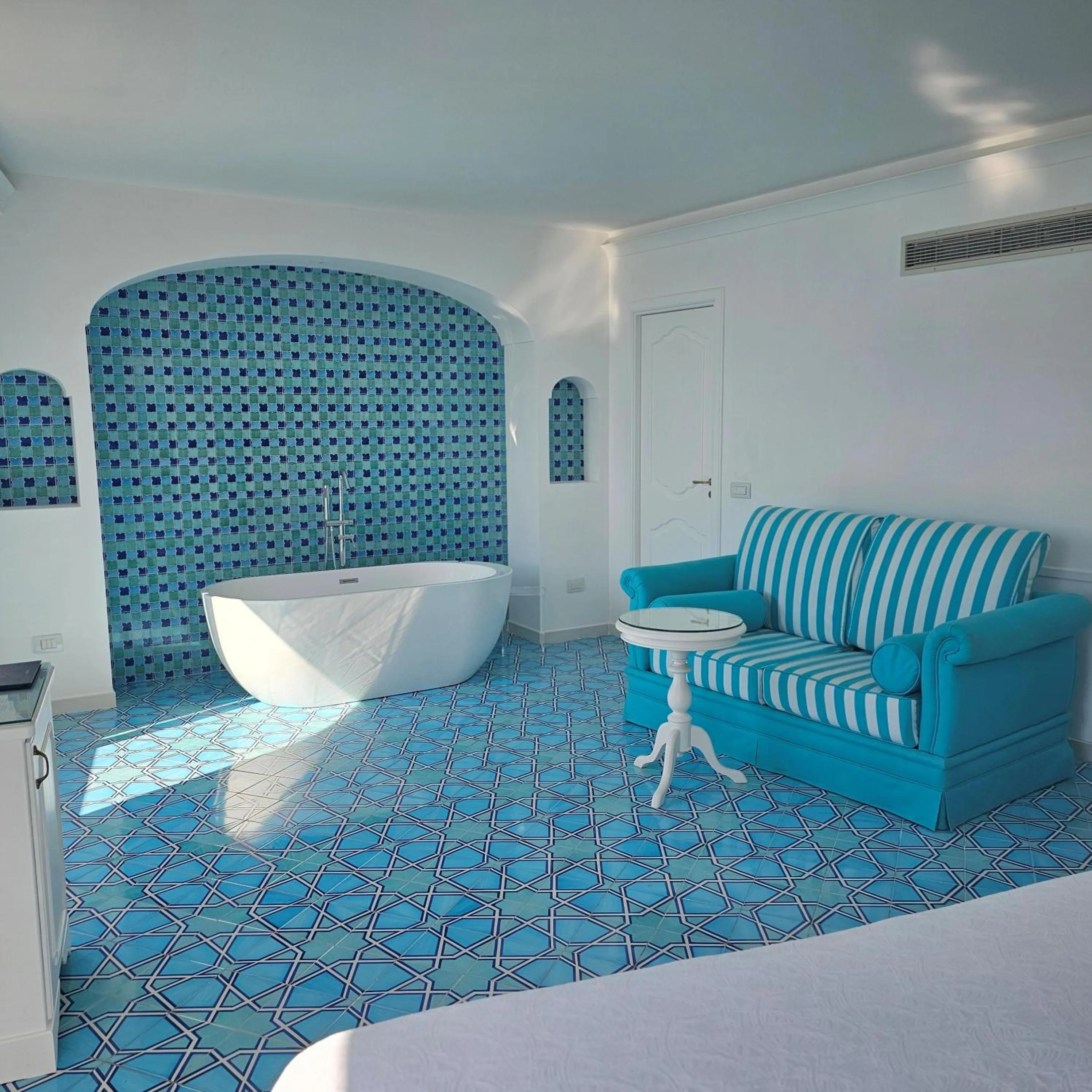 Bathroom, Bed in Hotel Conca d'Oro
