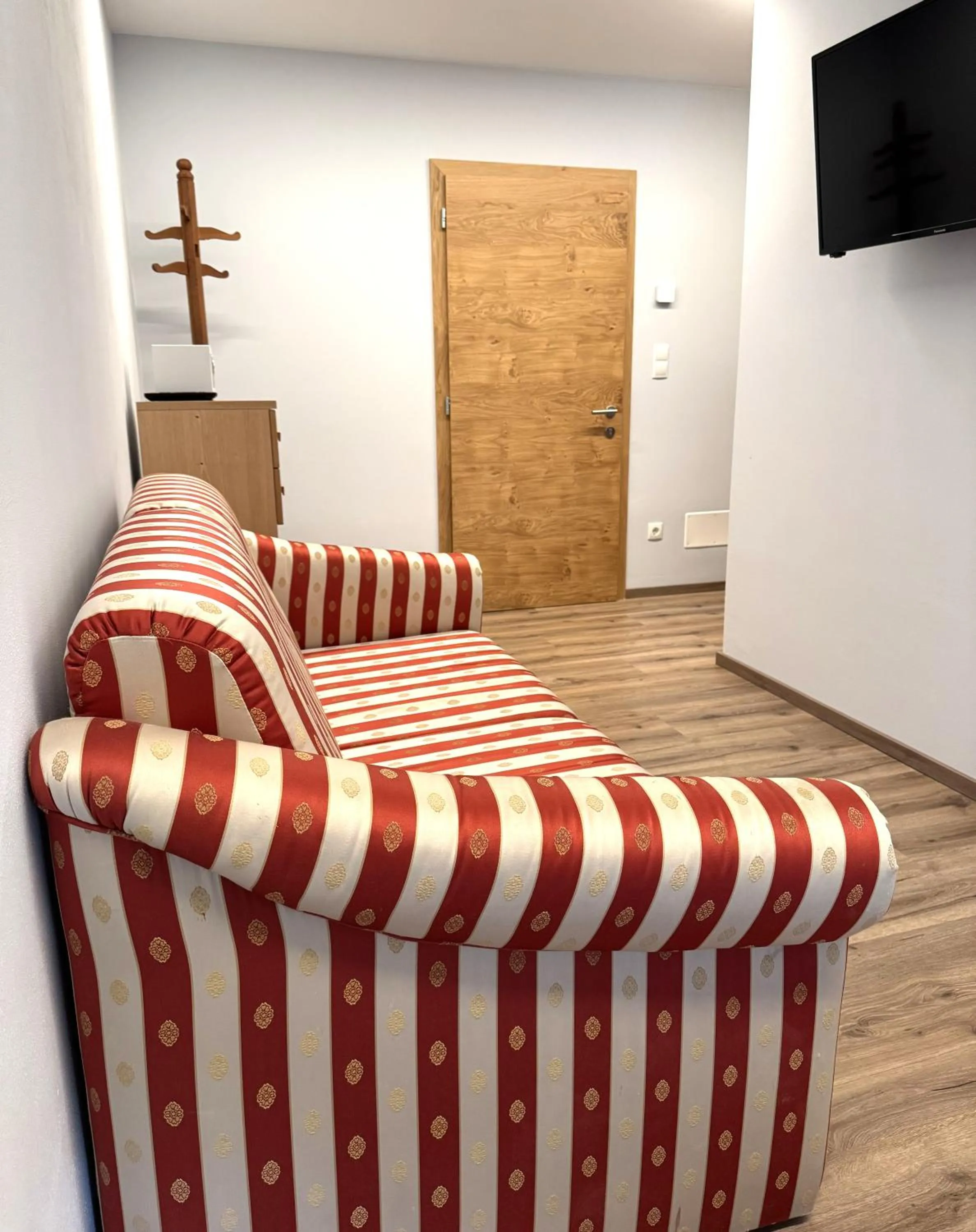 Communal lounge/ TV room in Glacier Rock guesthouse ex Pension Dangl