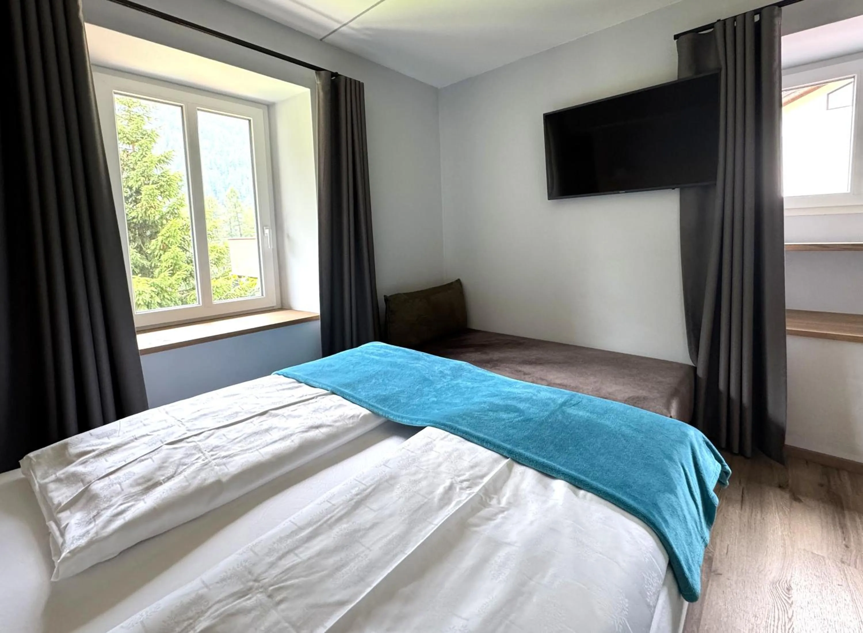 Communal lounge/ TV room in Glacier Rock guesthouse ex Pension Dangl