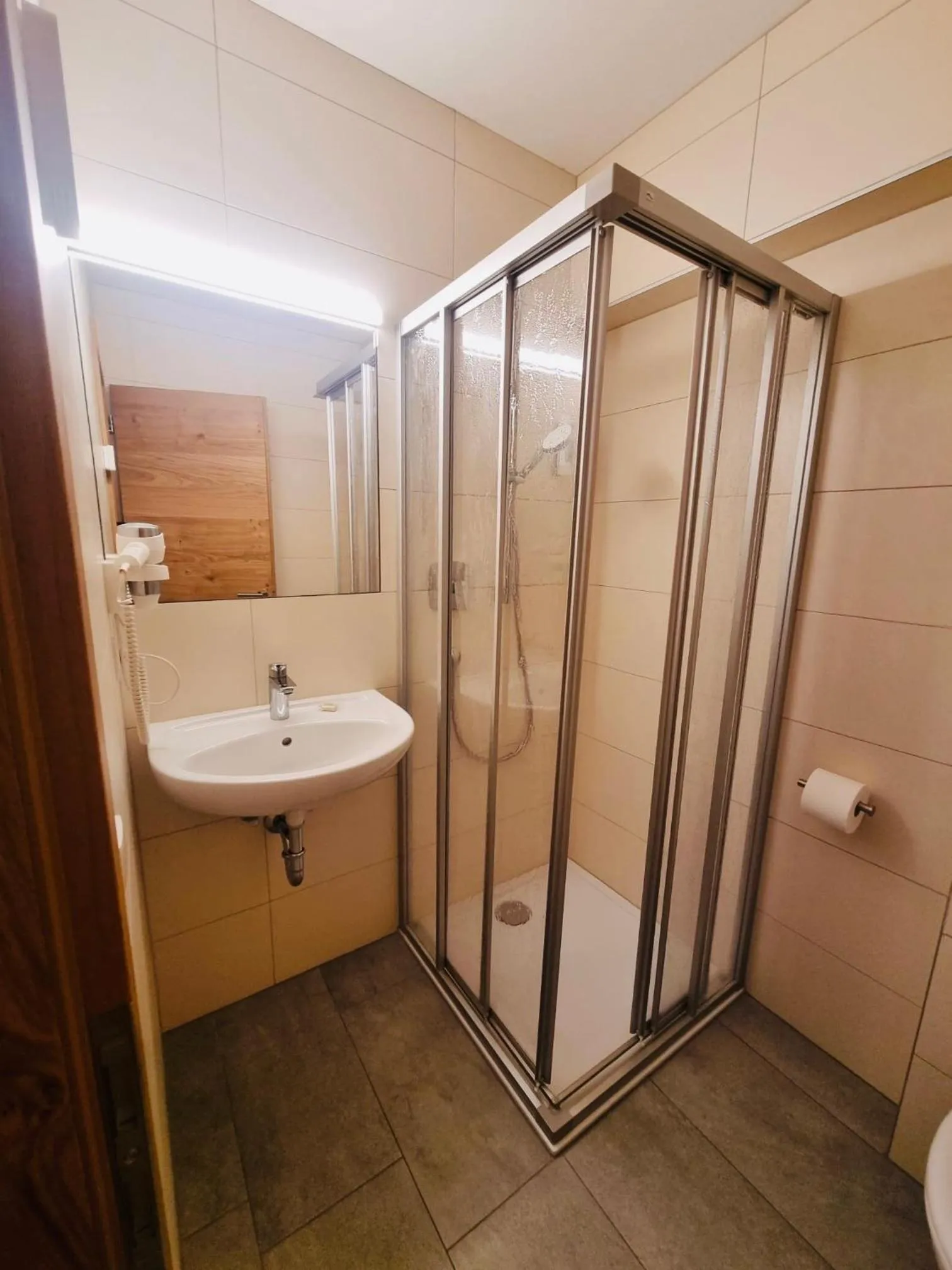 Bathroom in Glacier Rock guesthouse ex Pension Dangl