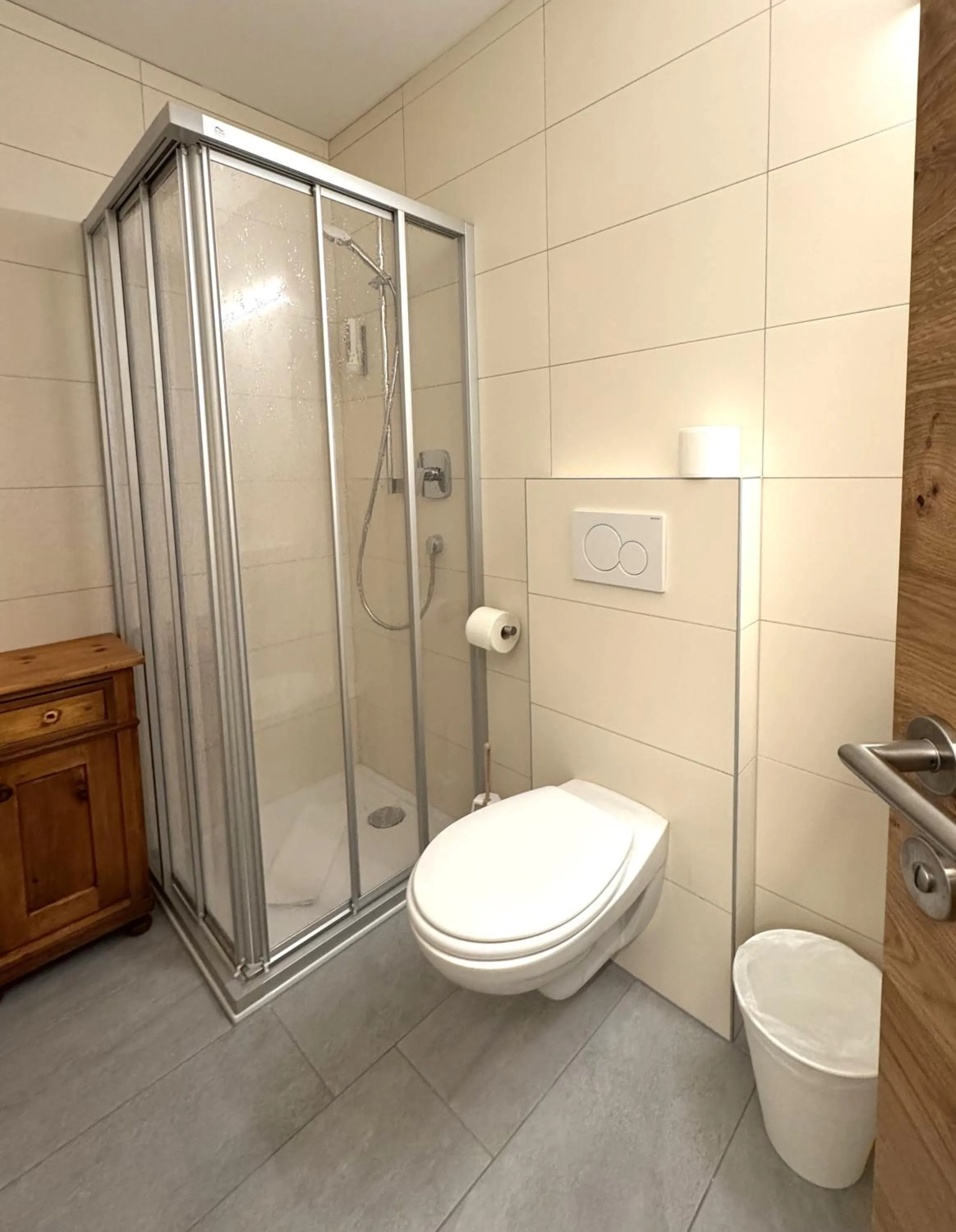 Shower in Glacier Rock guesthouse ex Pension Dangl