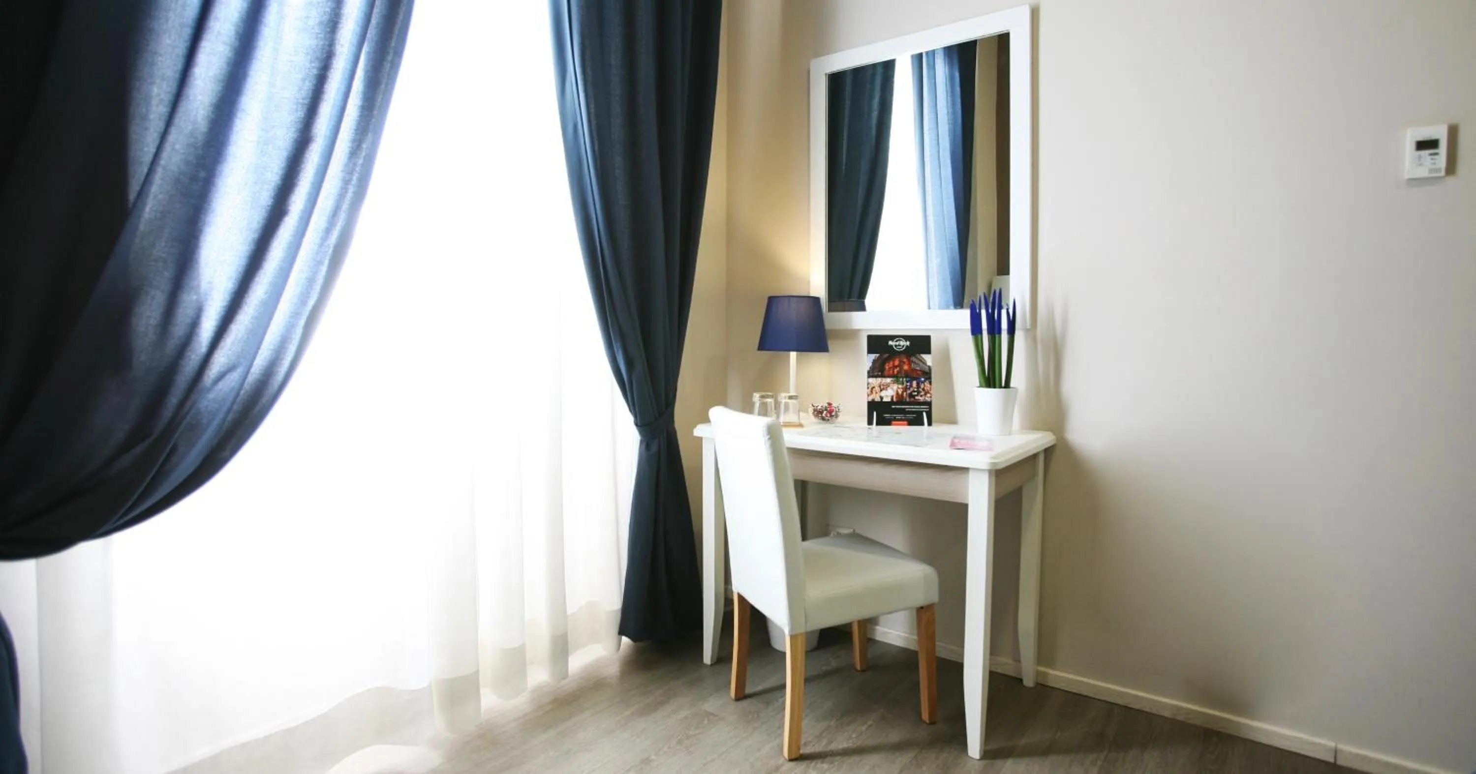 Photo of the whole room in Hotel Magenta