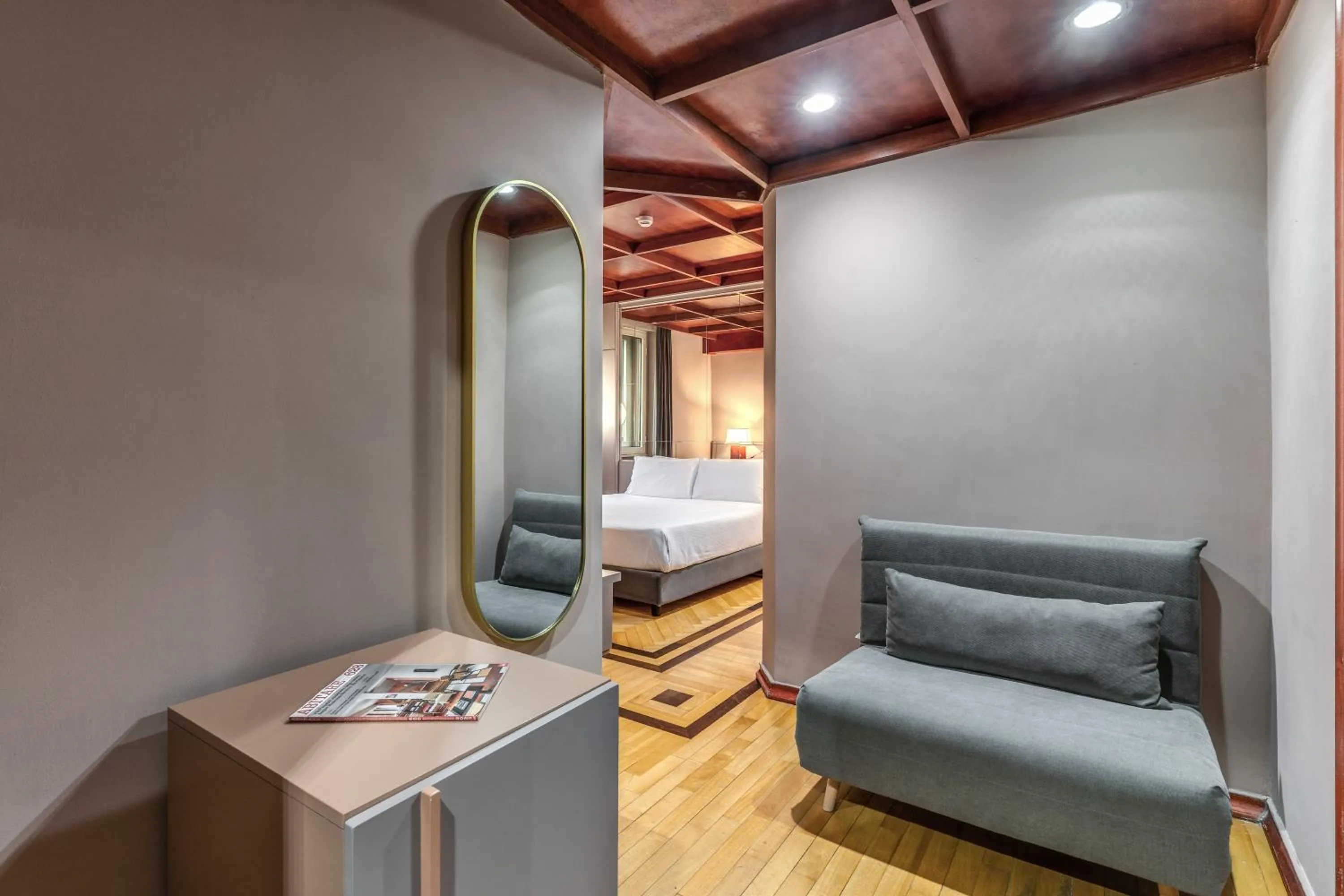 Living room, Bed in Madison Hotel