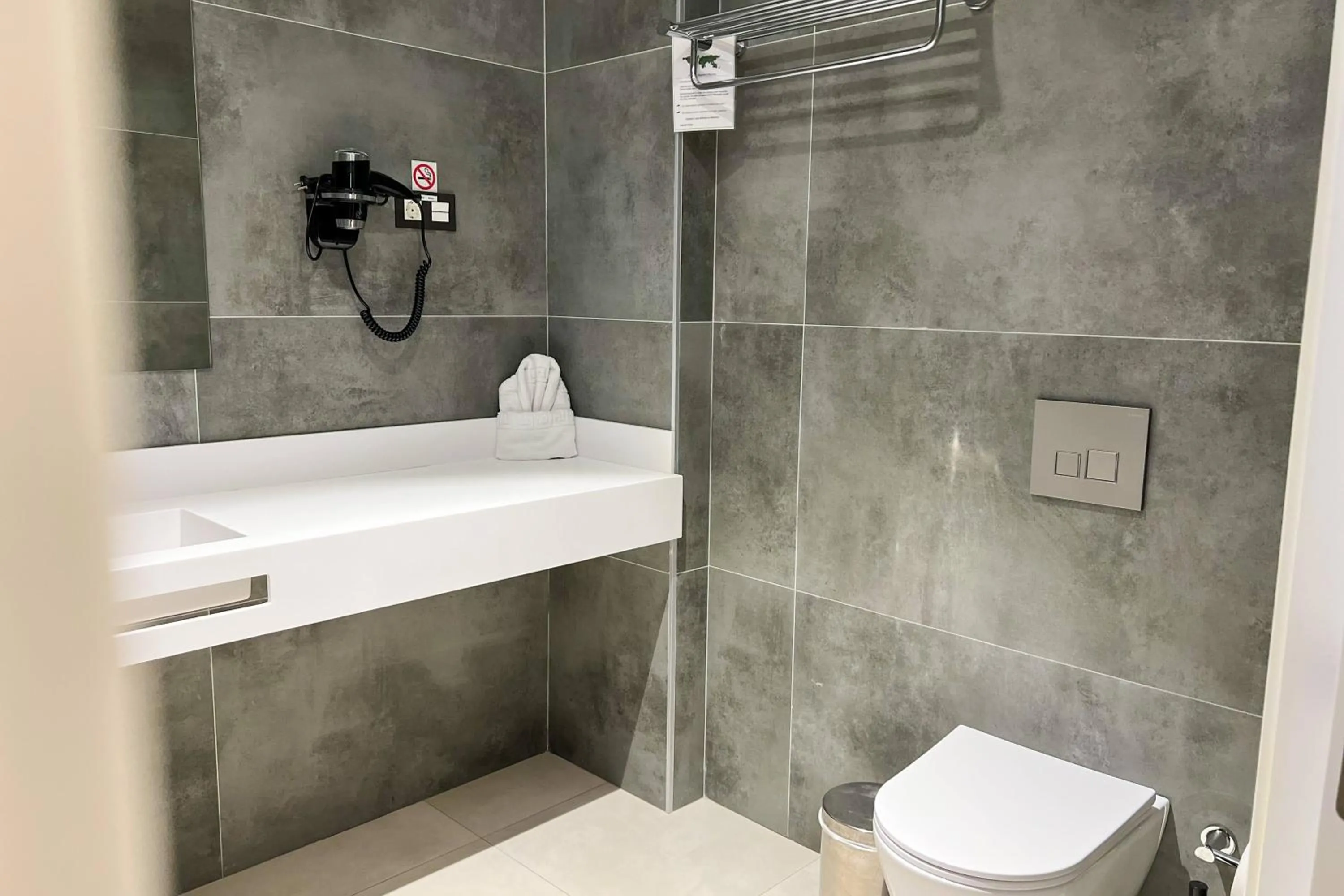 Bathroom in Hotel MG Poniente