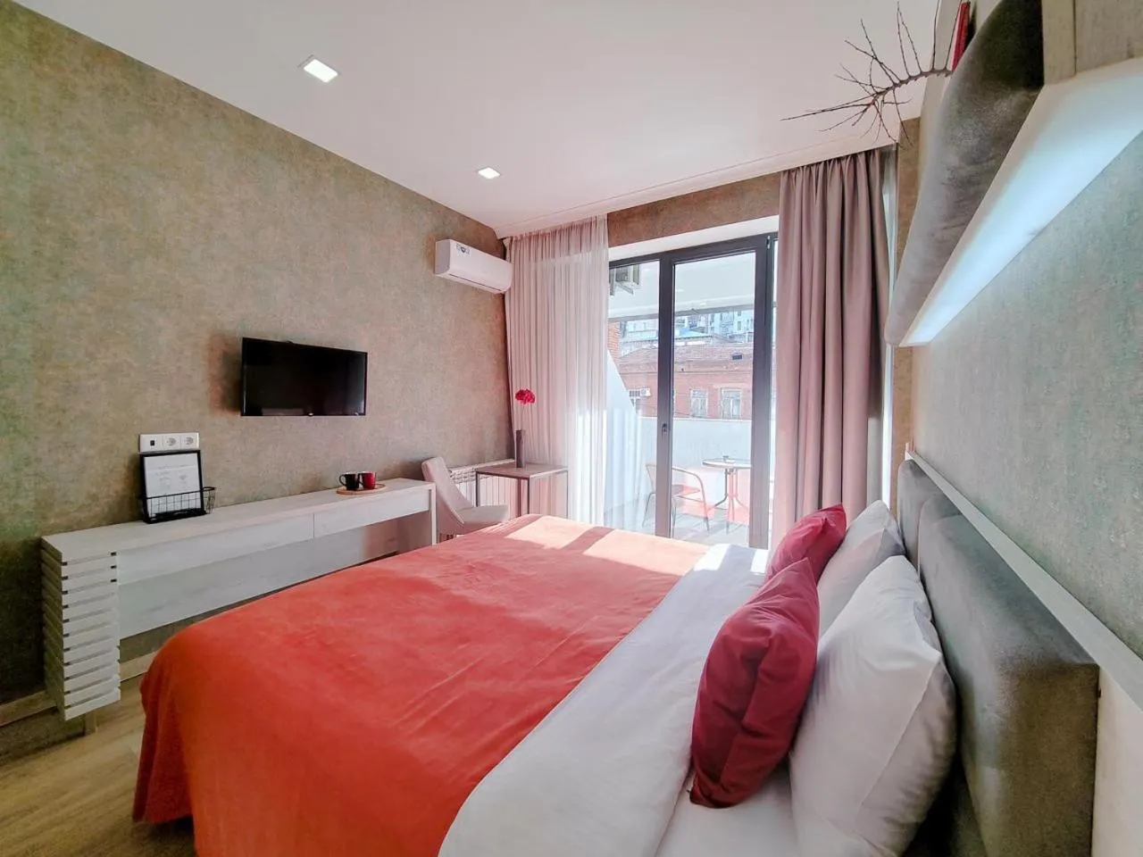 Bed in Round Garden Hotel