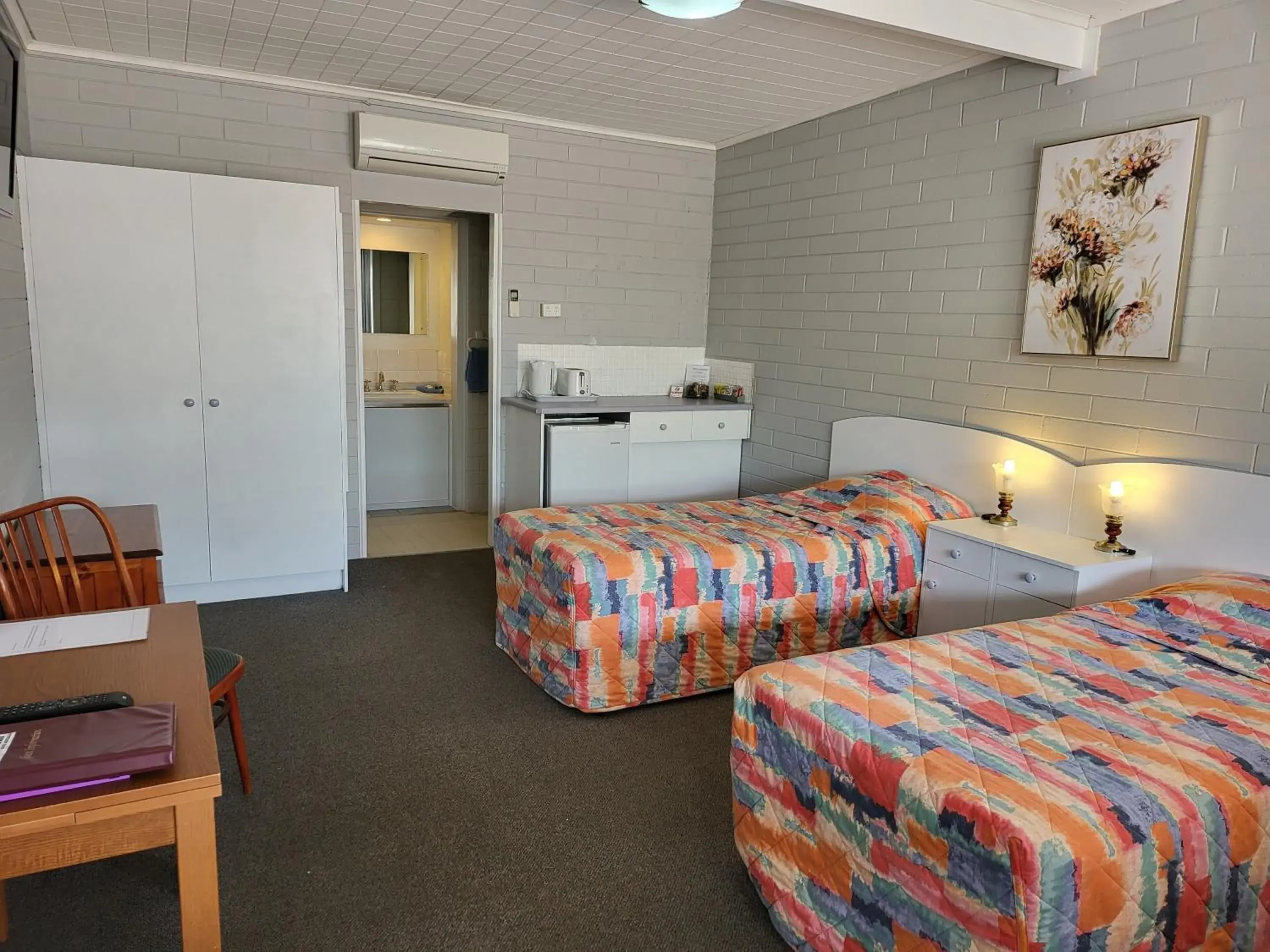 Budget Double Room in Peterborough Motel Budget Double Room in Peterborough Motel