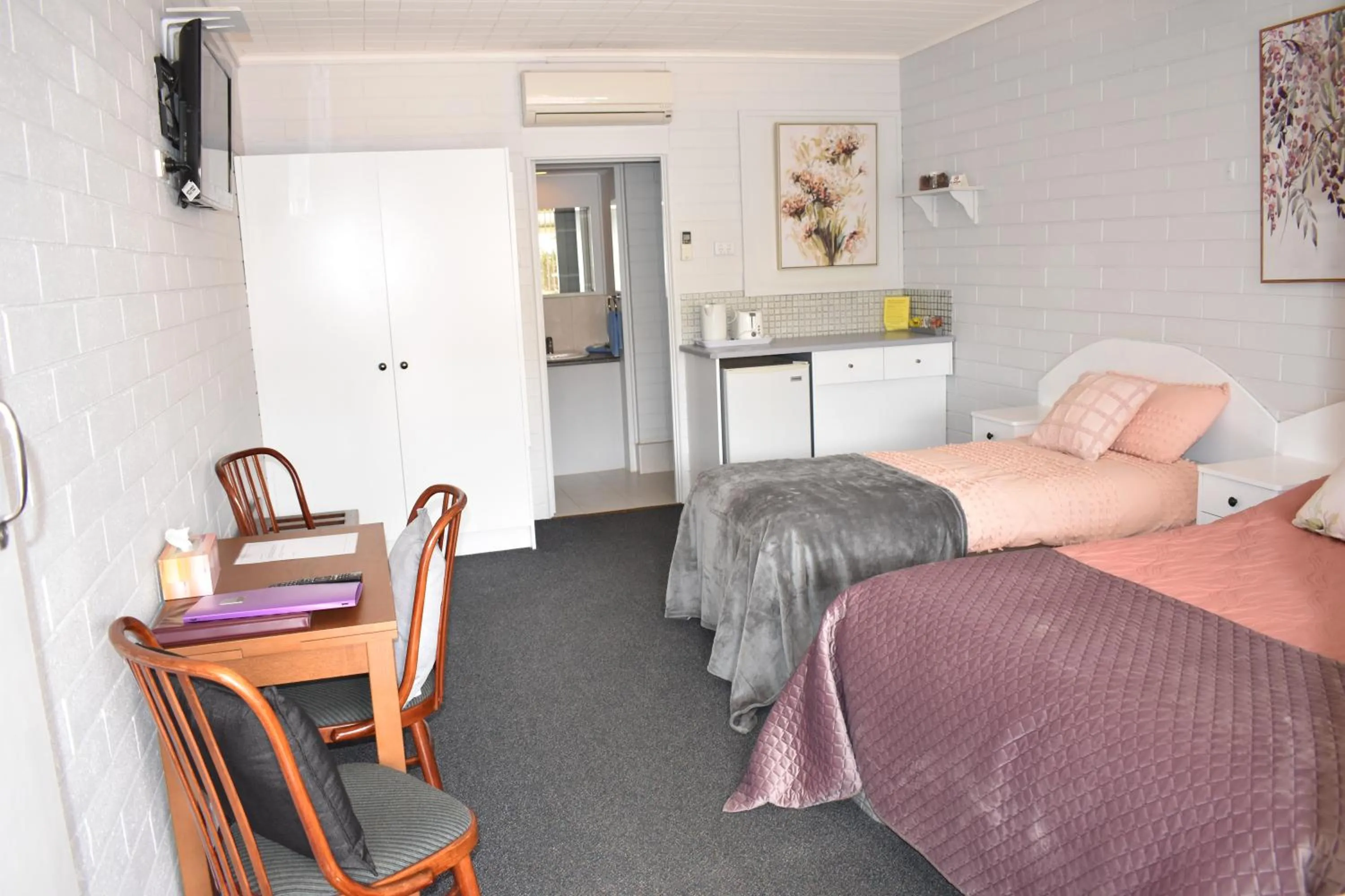 Bed in Peterborough Motel