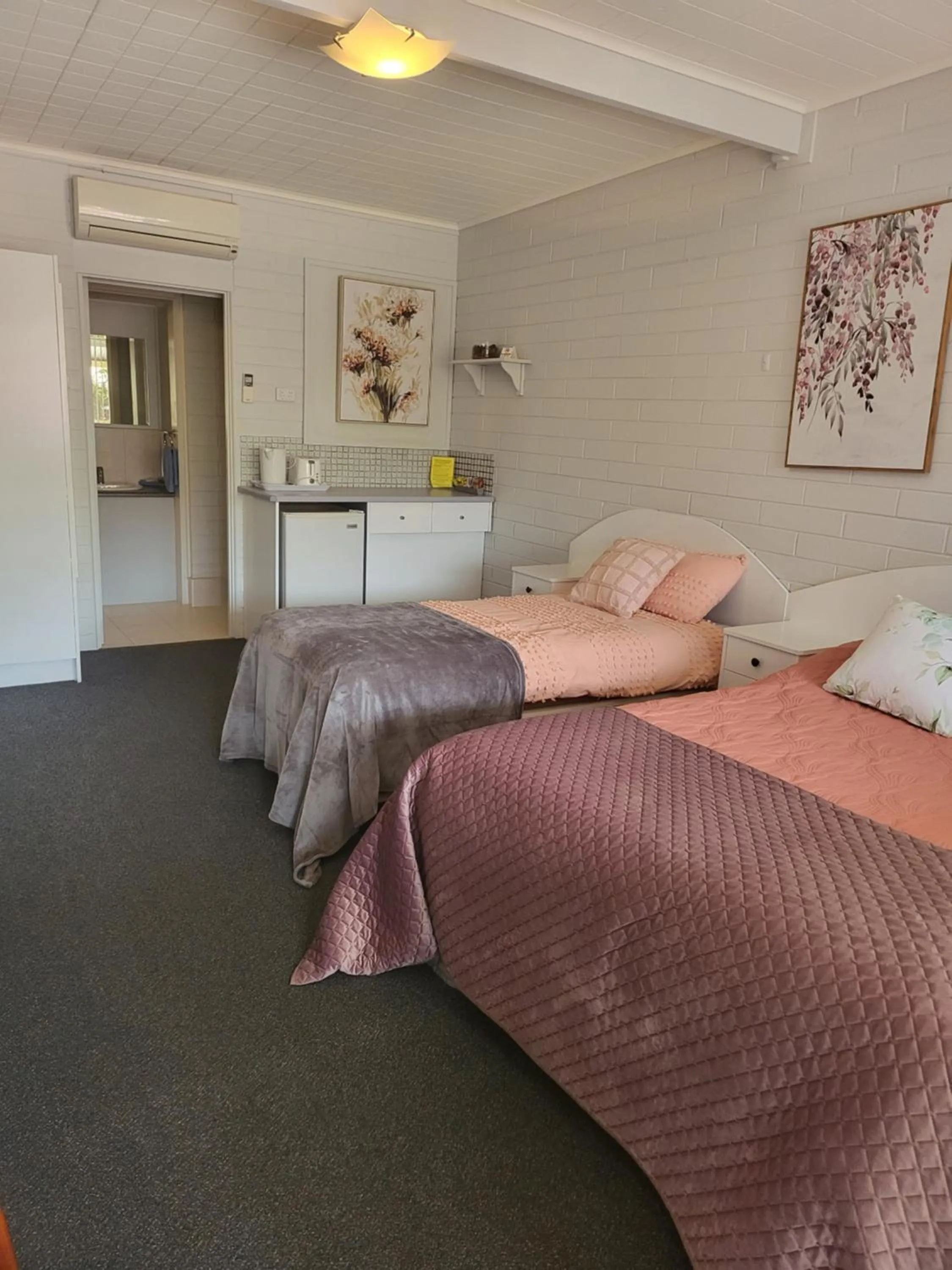 Bed in Peterborough Motel