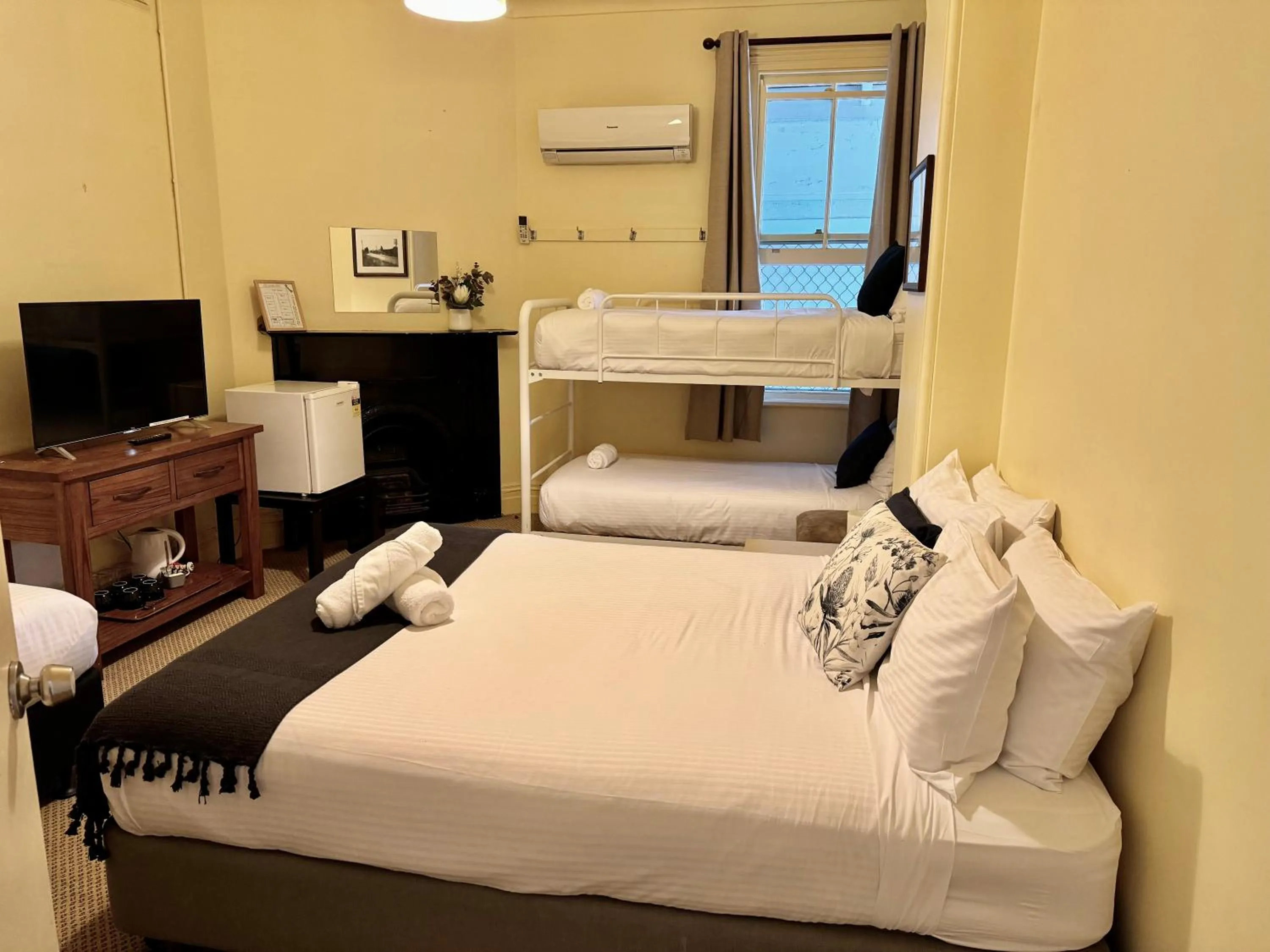 Bedroom, Bed in The Commercial Hotel Wallerawang