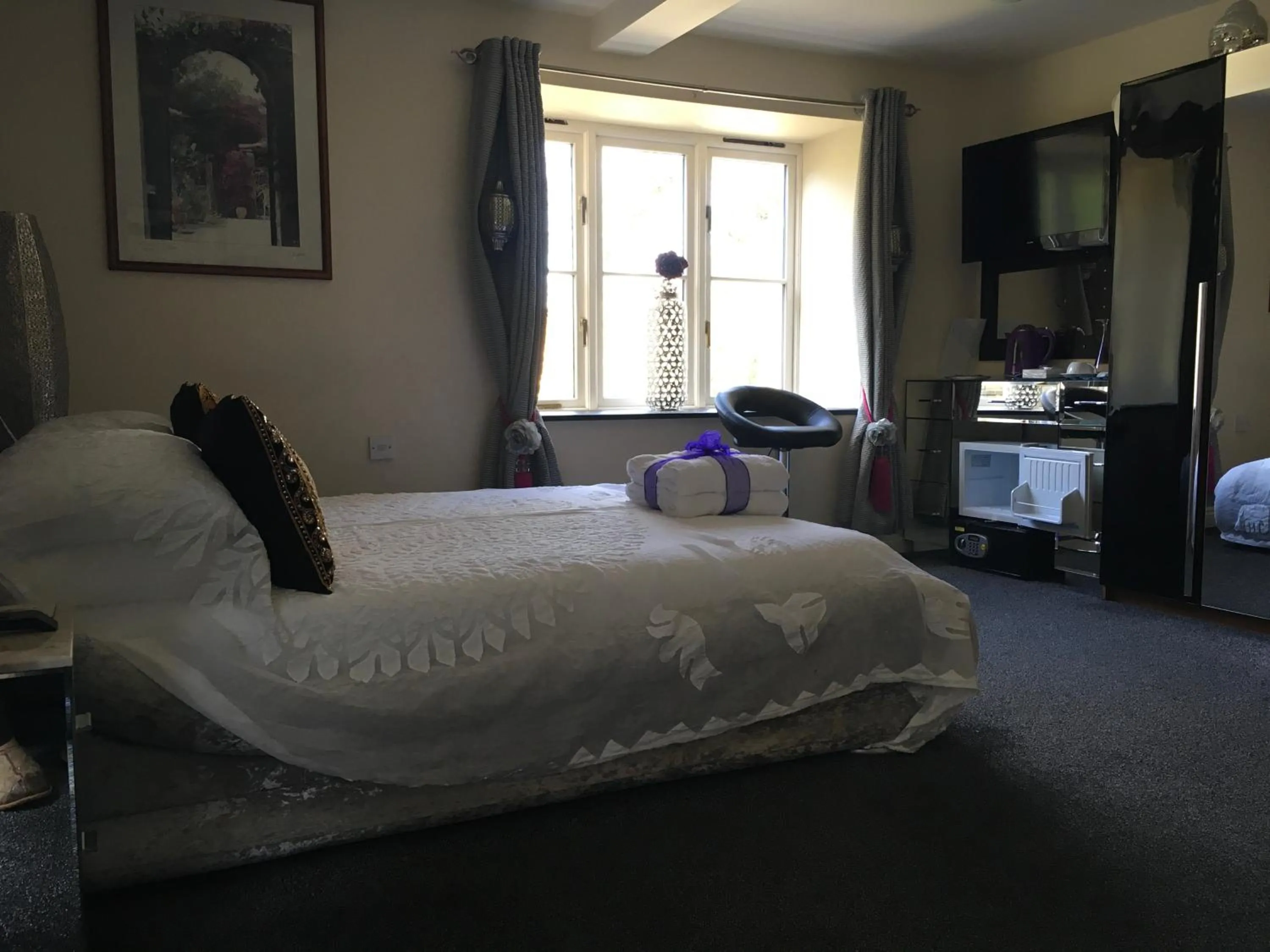 Bedroom, Bed in Cherrywood Lodge