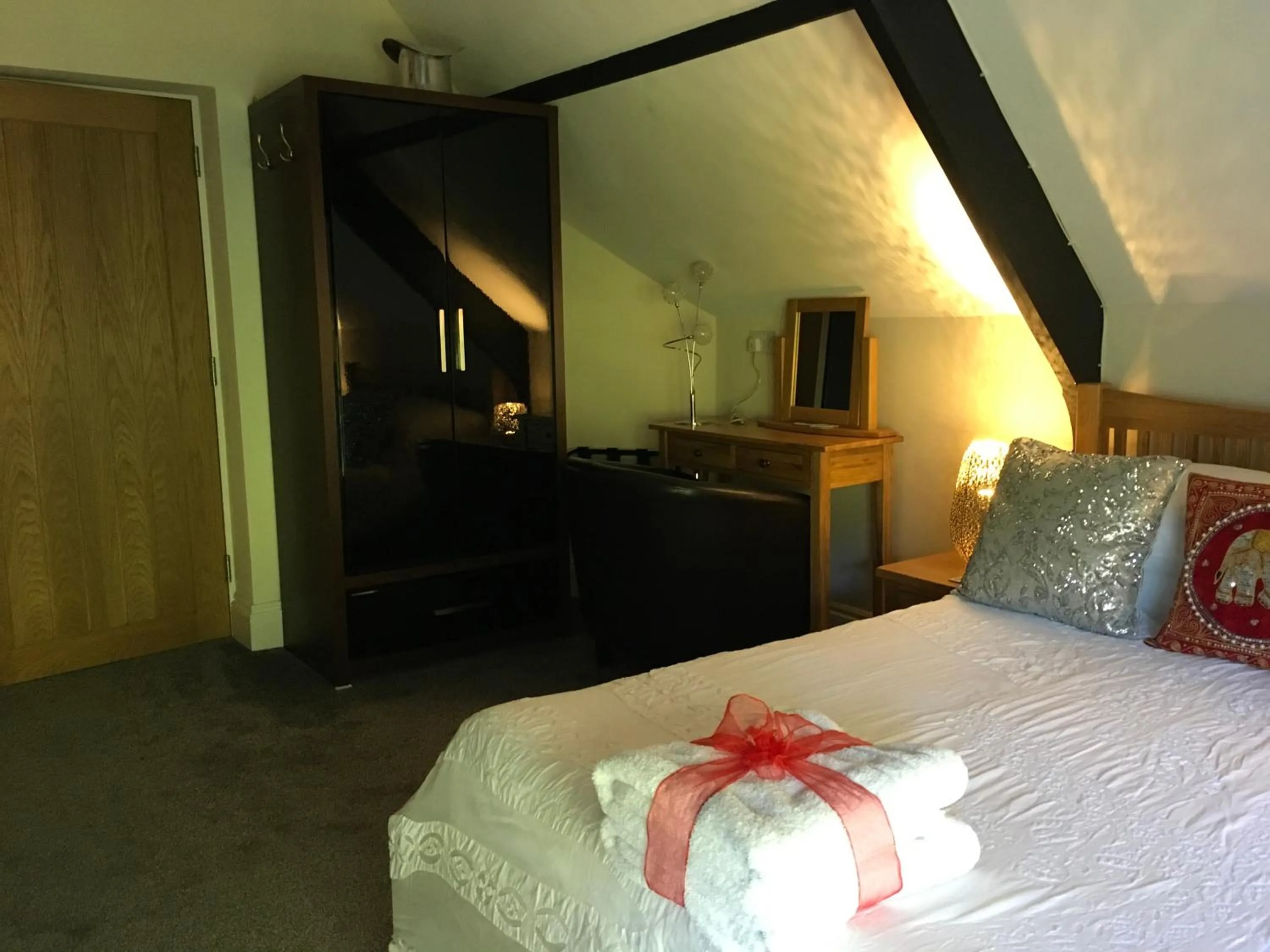 wardrobe, Bed in Cherrywood Lodge