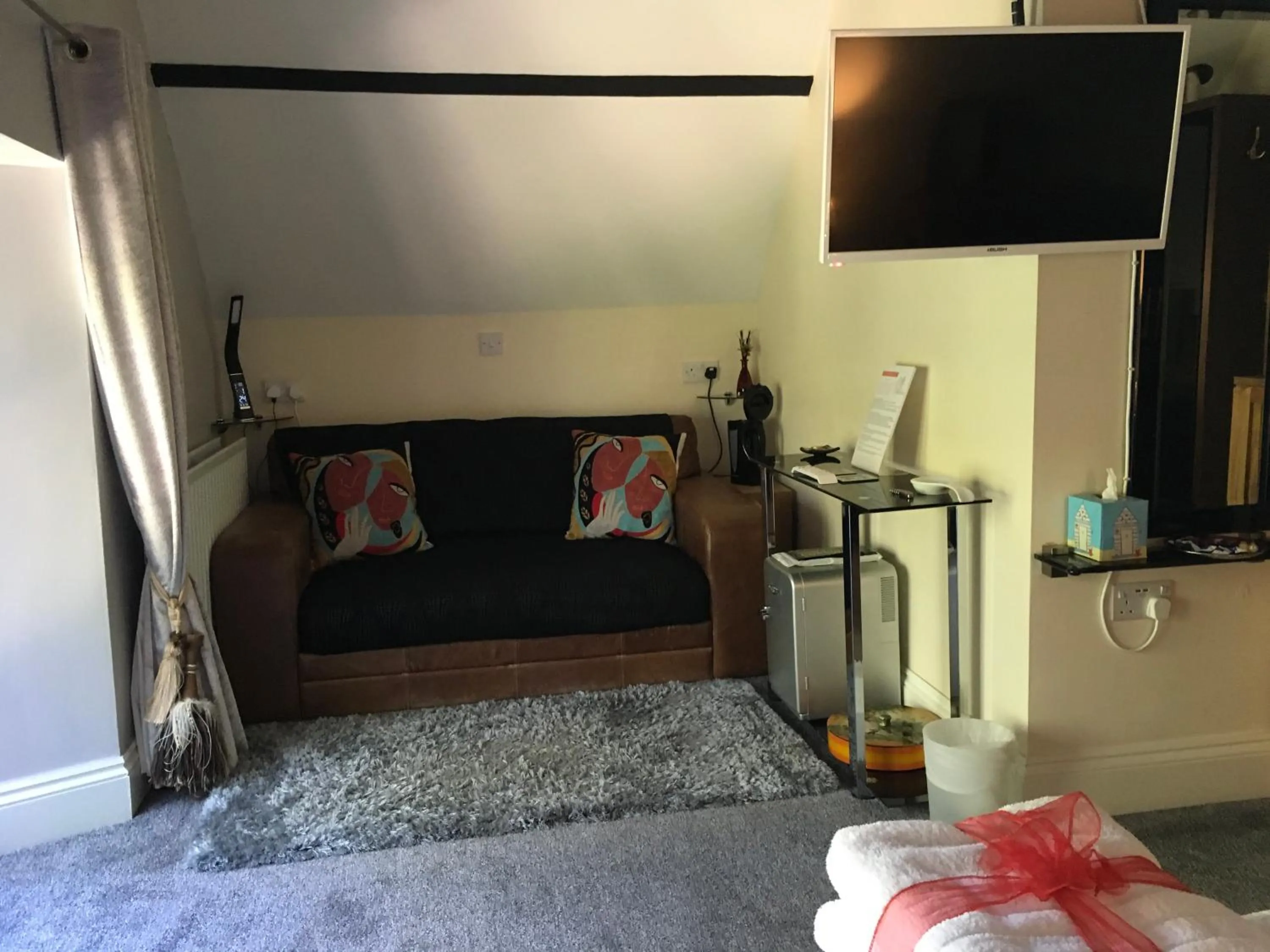 Seating area, Bed in Cherrywood Lodge