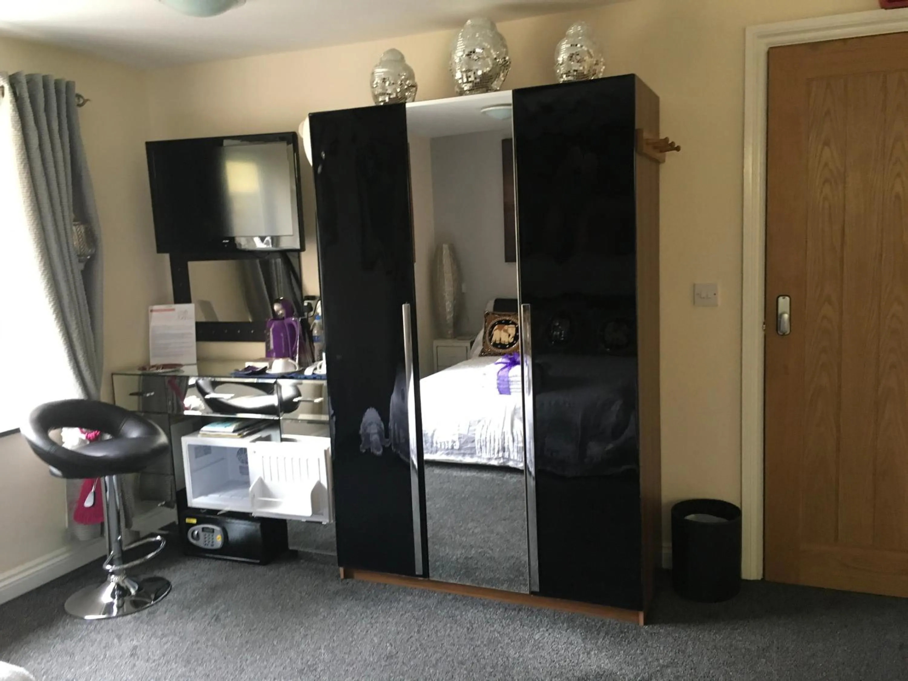 wardrobe, Bed in Cherrywood Lodge