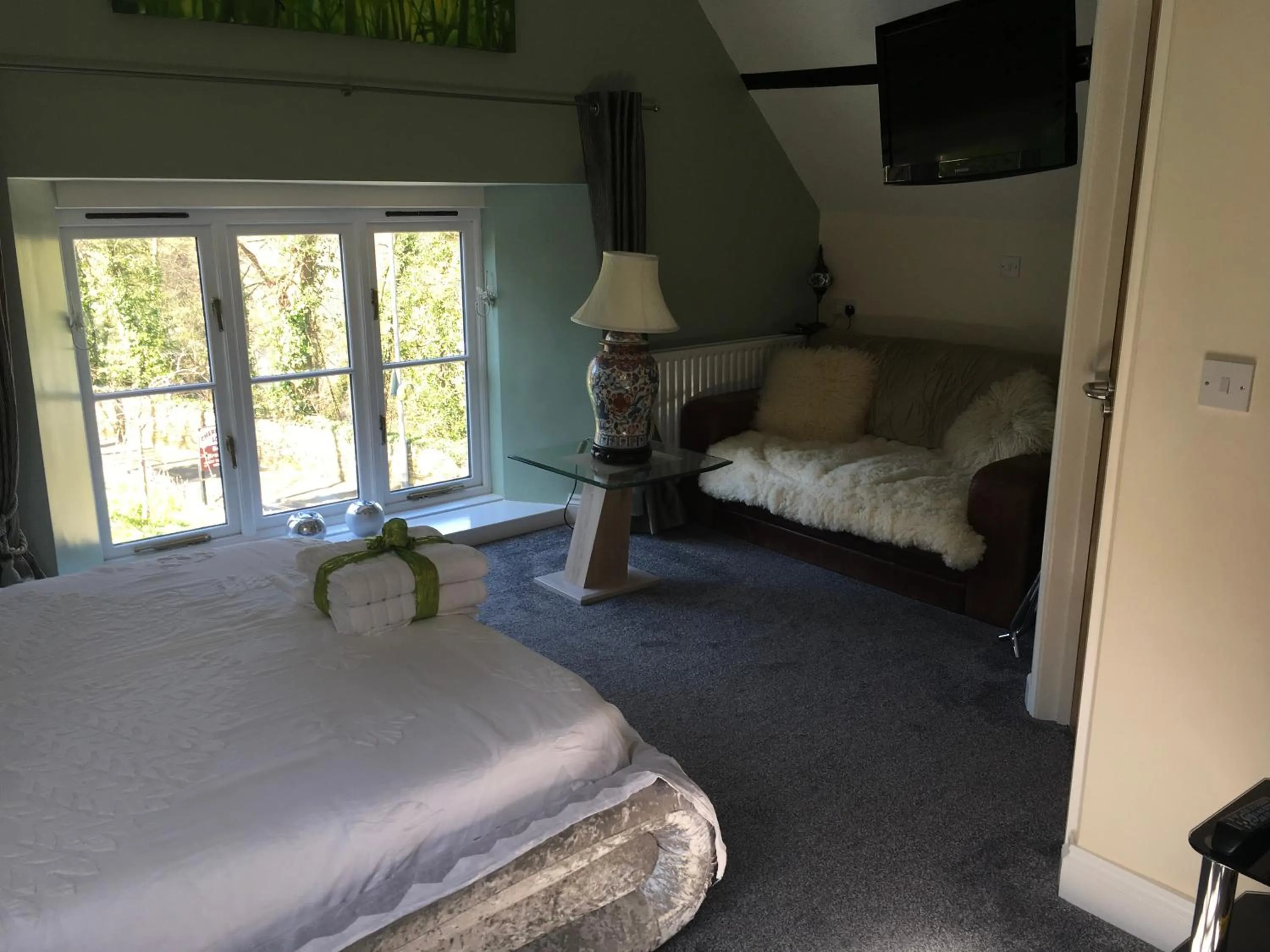 Bedroom, Bed in Cherrywood Lodge