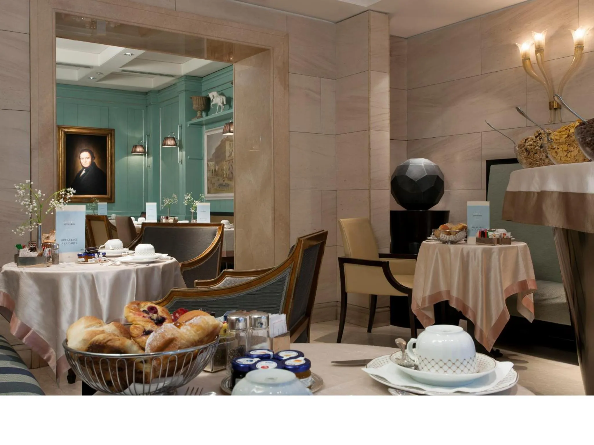 Restaurant/places to eat in Stendhal Hotel