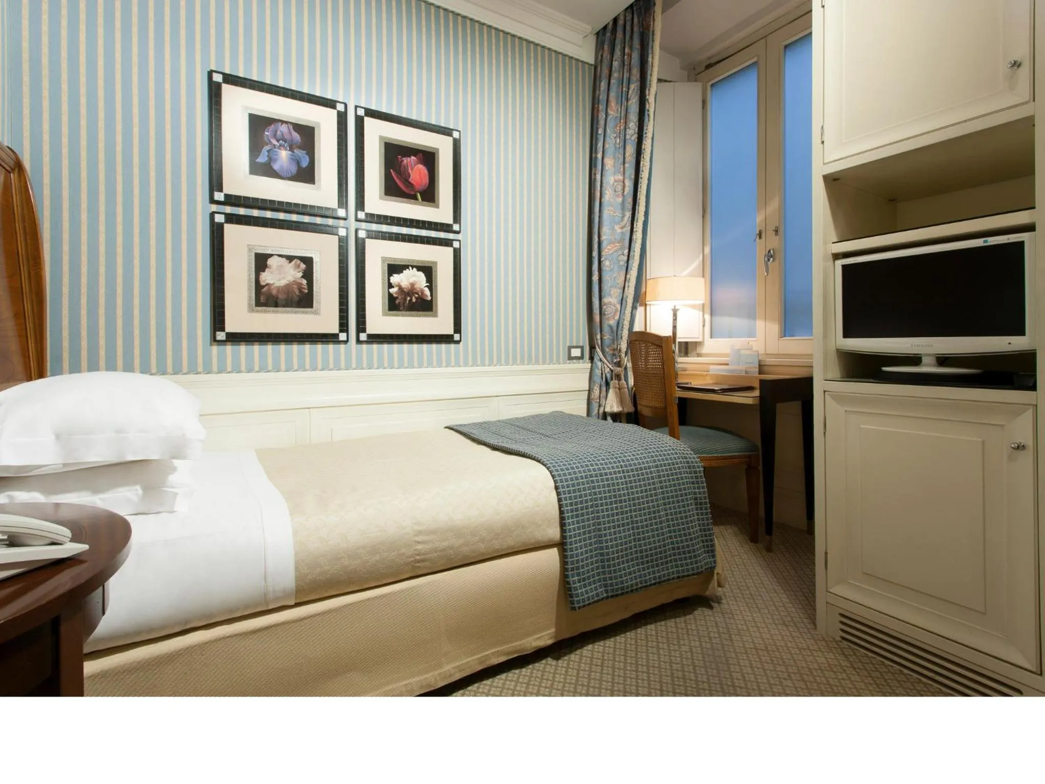 Photo of the whole room, Bed in Stendhal Hotel