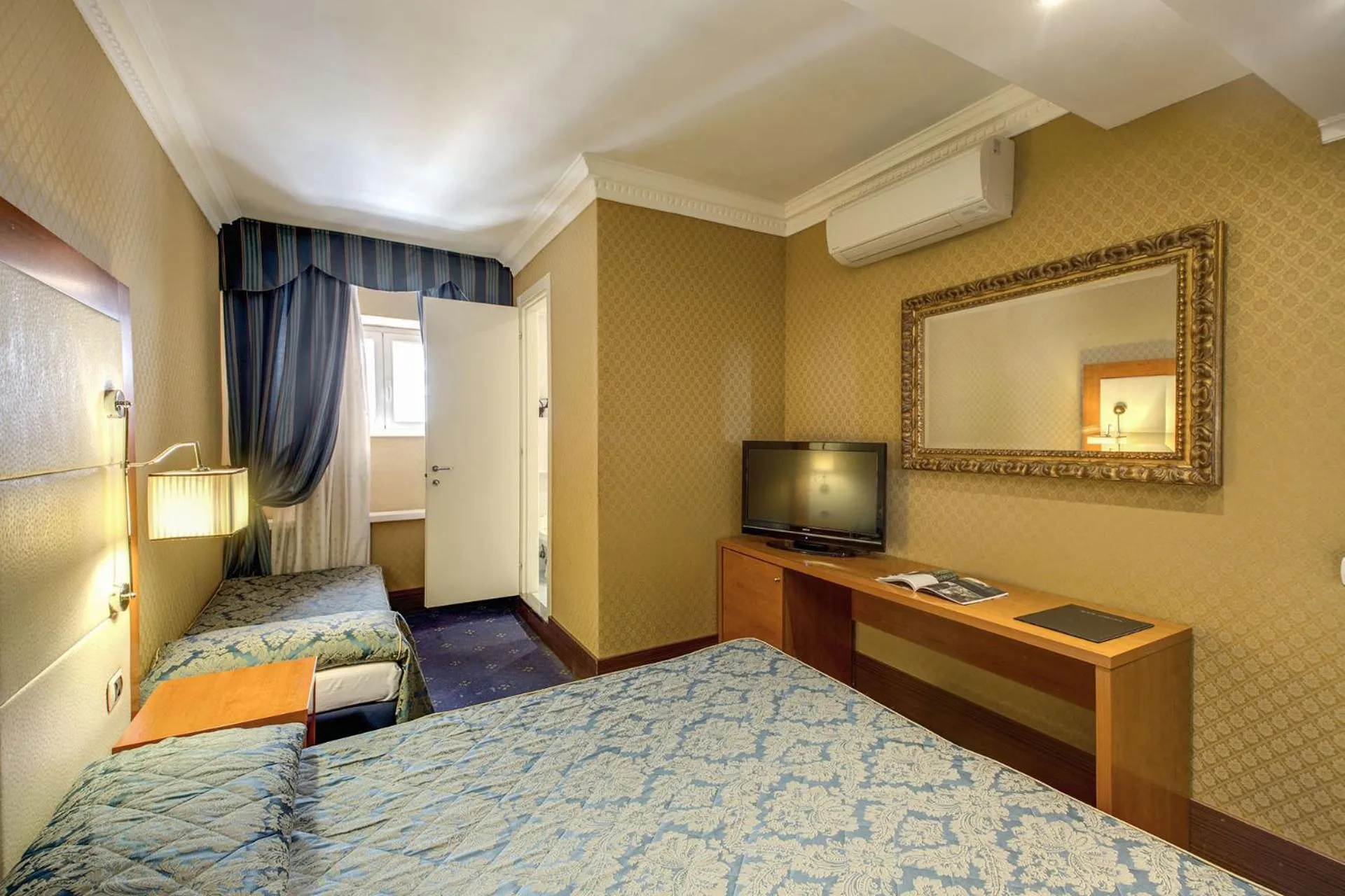 Photo of the whole room, Bed in 939 Hotel