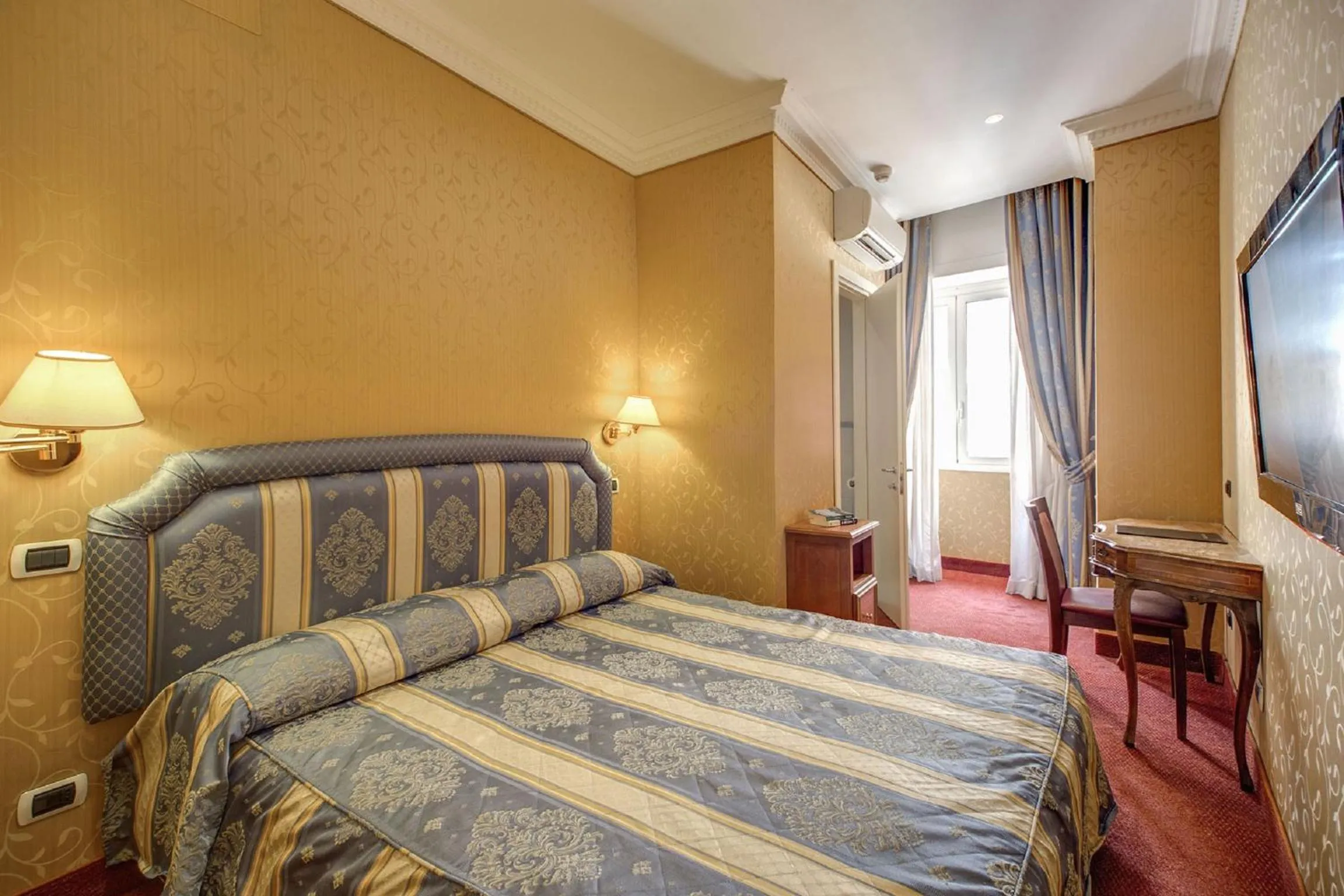 Photo of the whole room, Bed in 939 Hotel