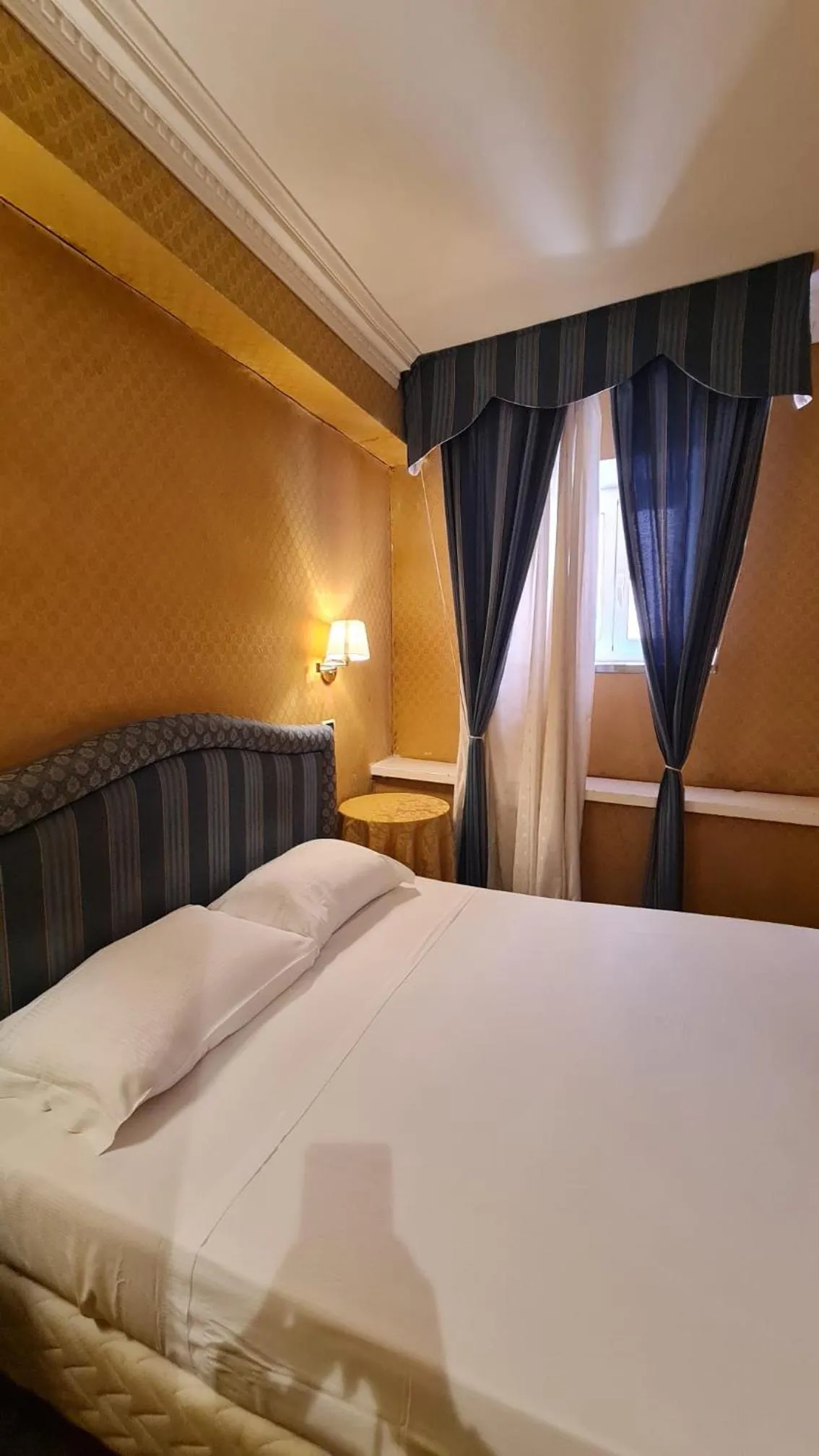 Bedroom, Bed in 939 Hotel