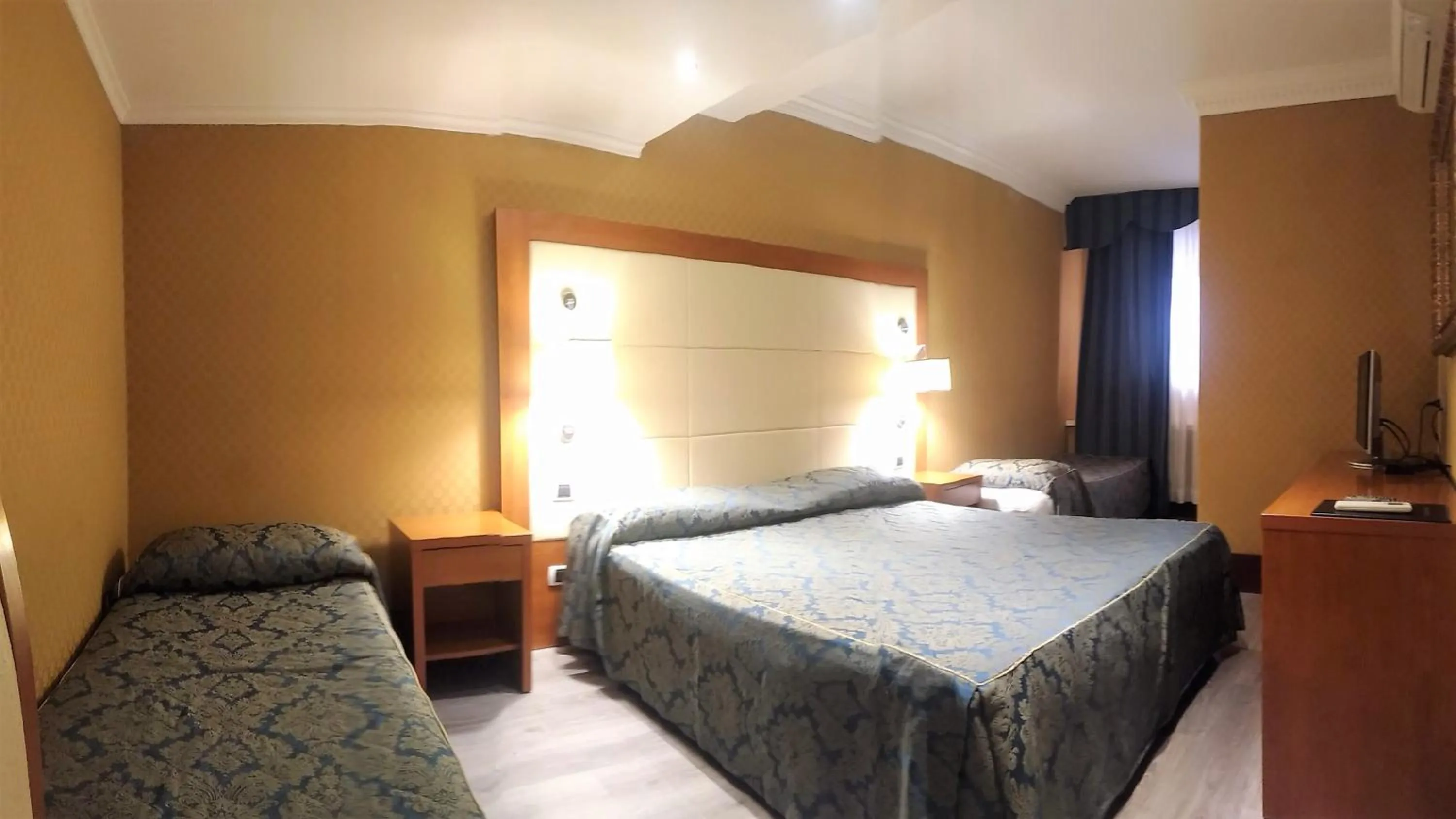 Photo of the whole room, Bed in 939 Hotel