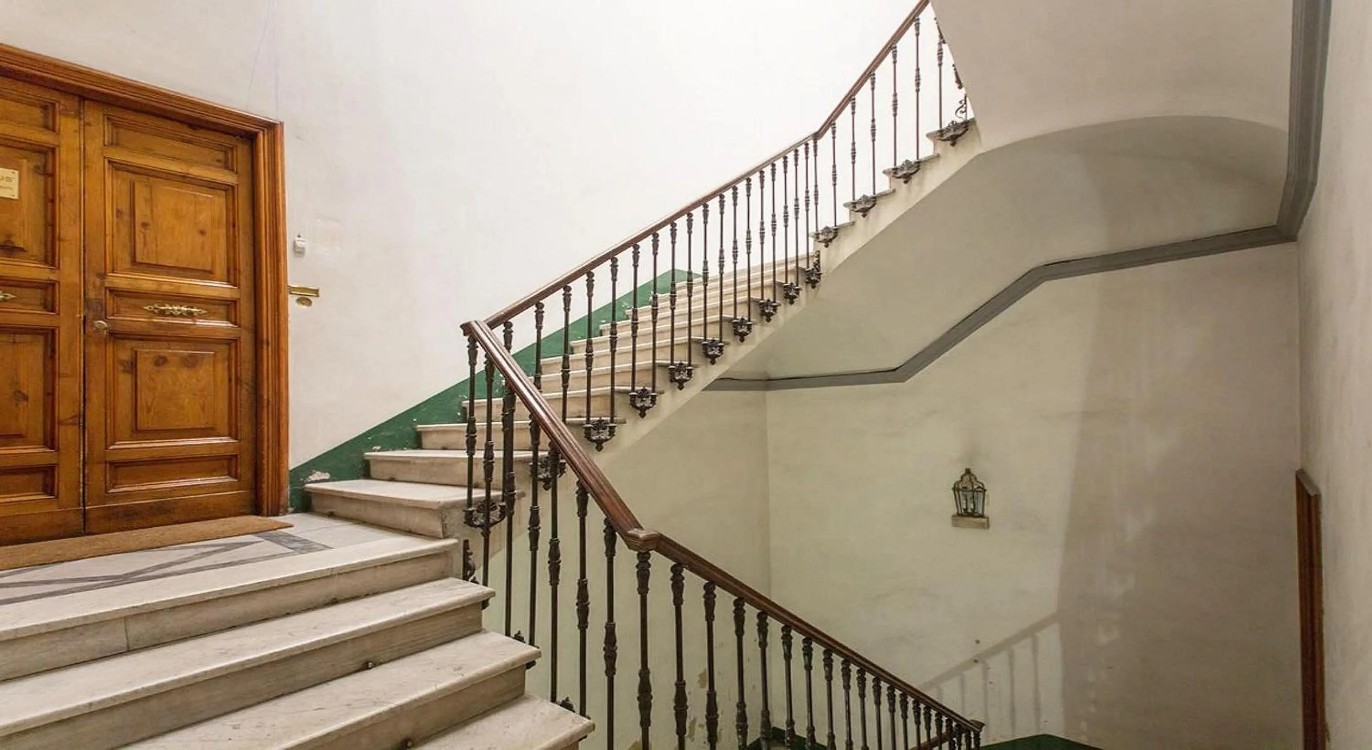 Facade/entrance in 939 Hotel