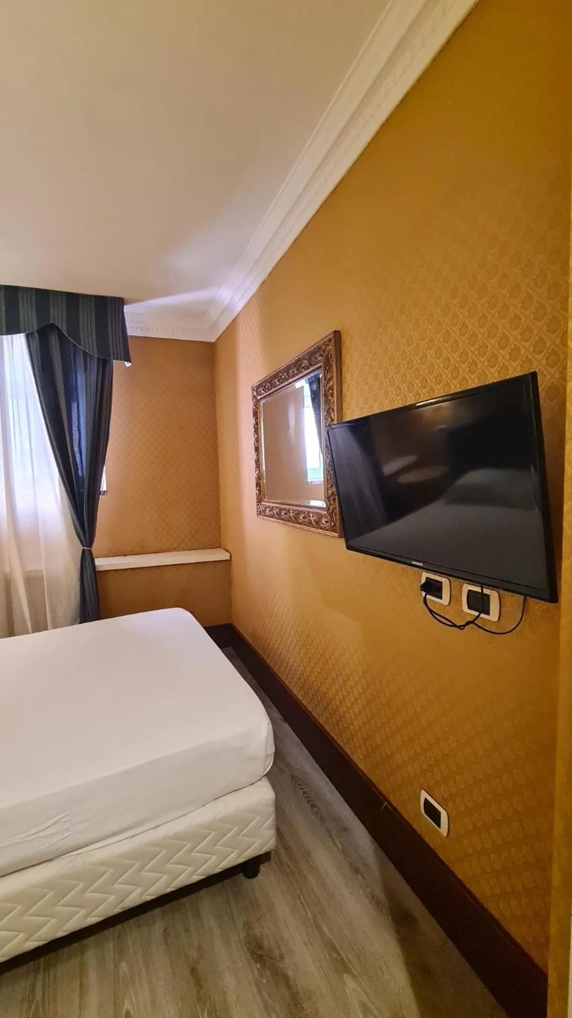 Bedroom, Bed in 939 Hotel