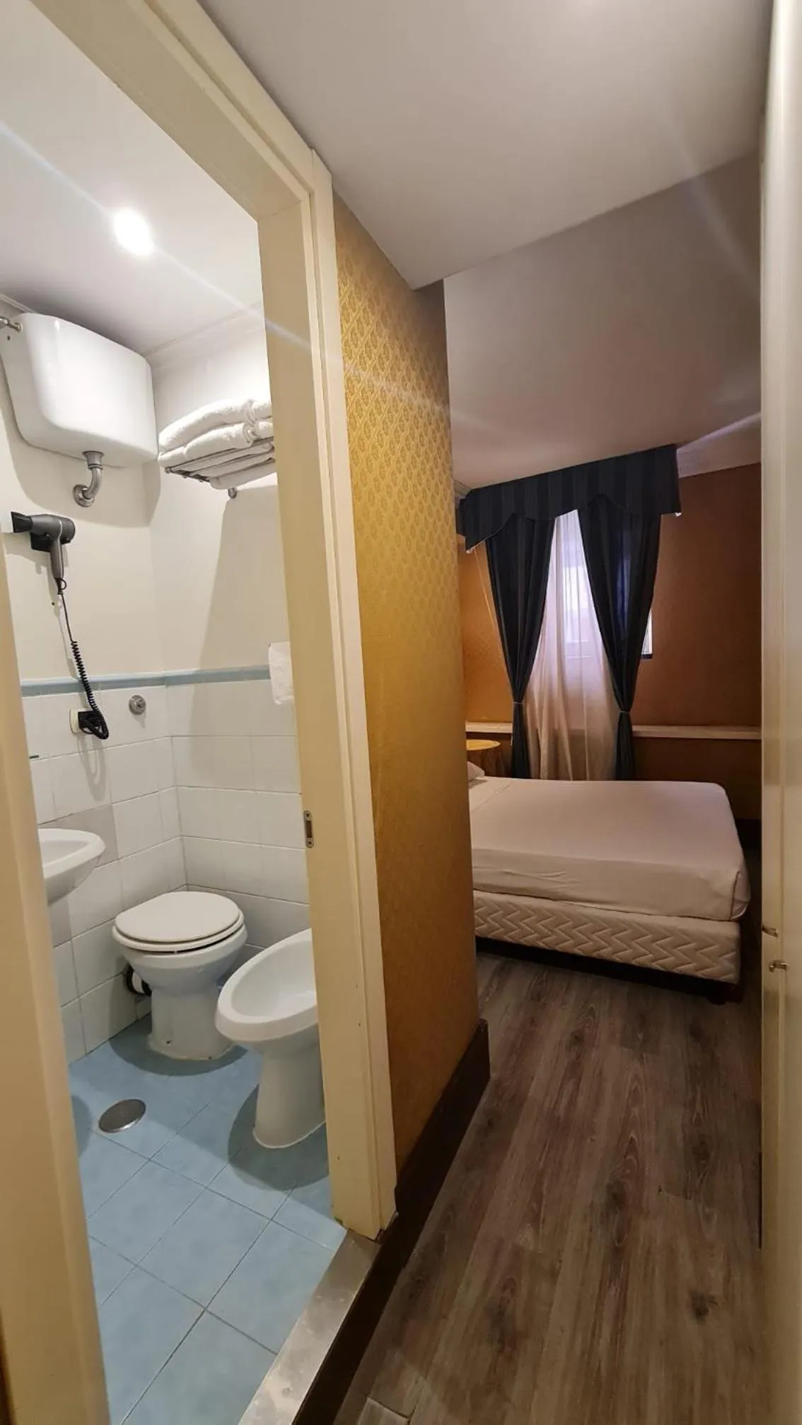 Bedroom, Bed in 939 Hotel