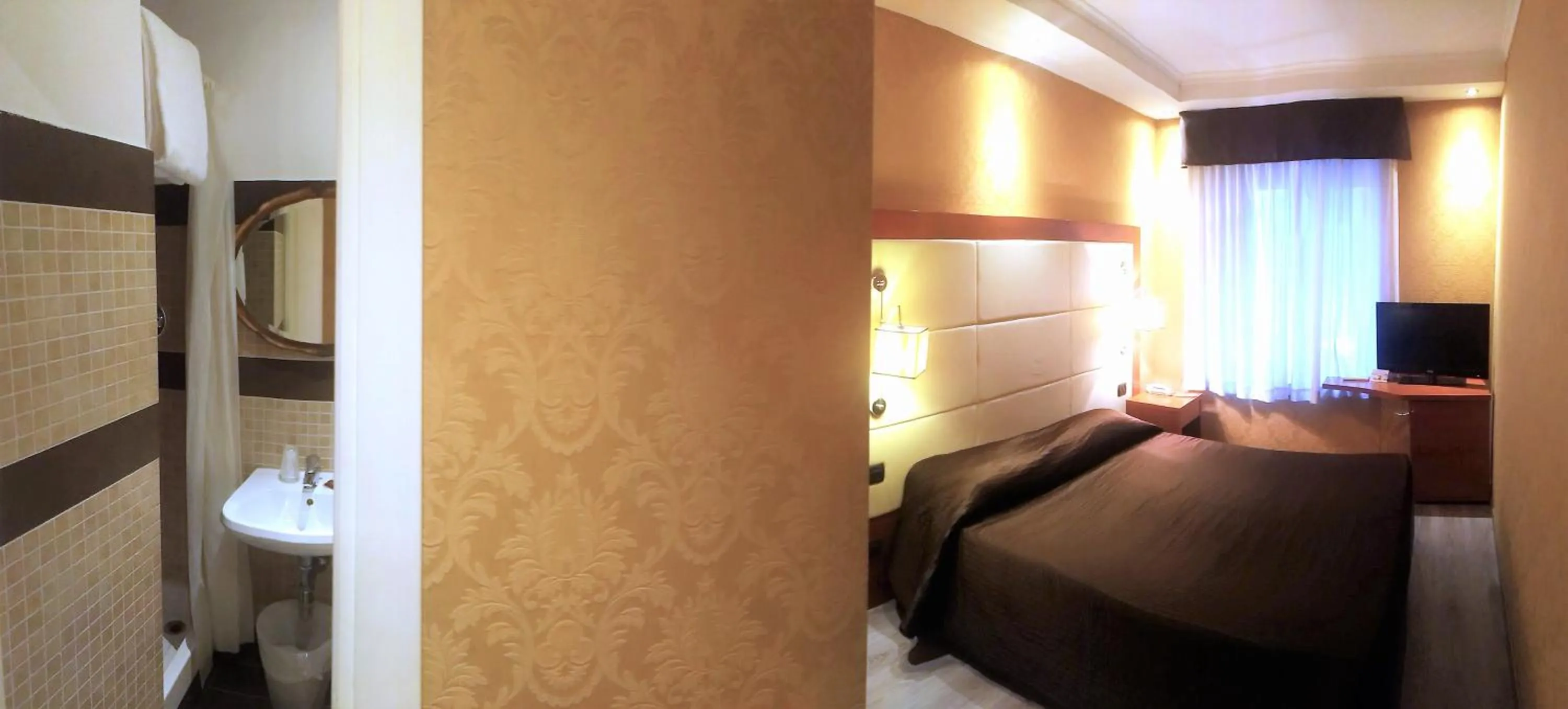 Photo of the whole room, Bed in 939 Hotel