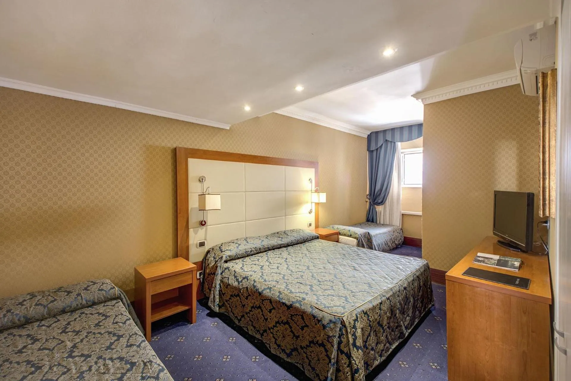 Bedroom, Bed in 939 Hotel